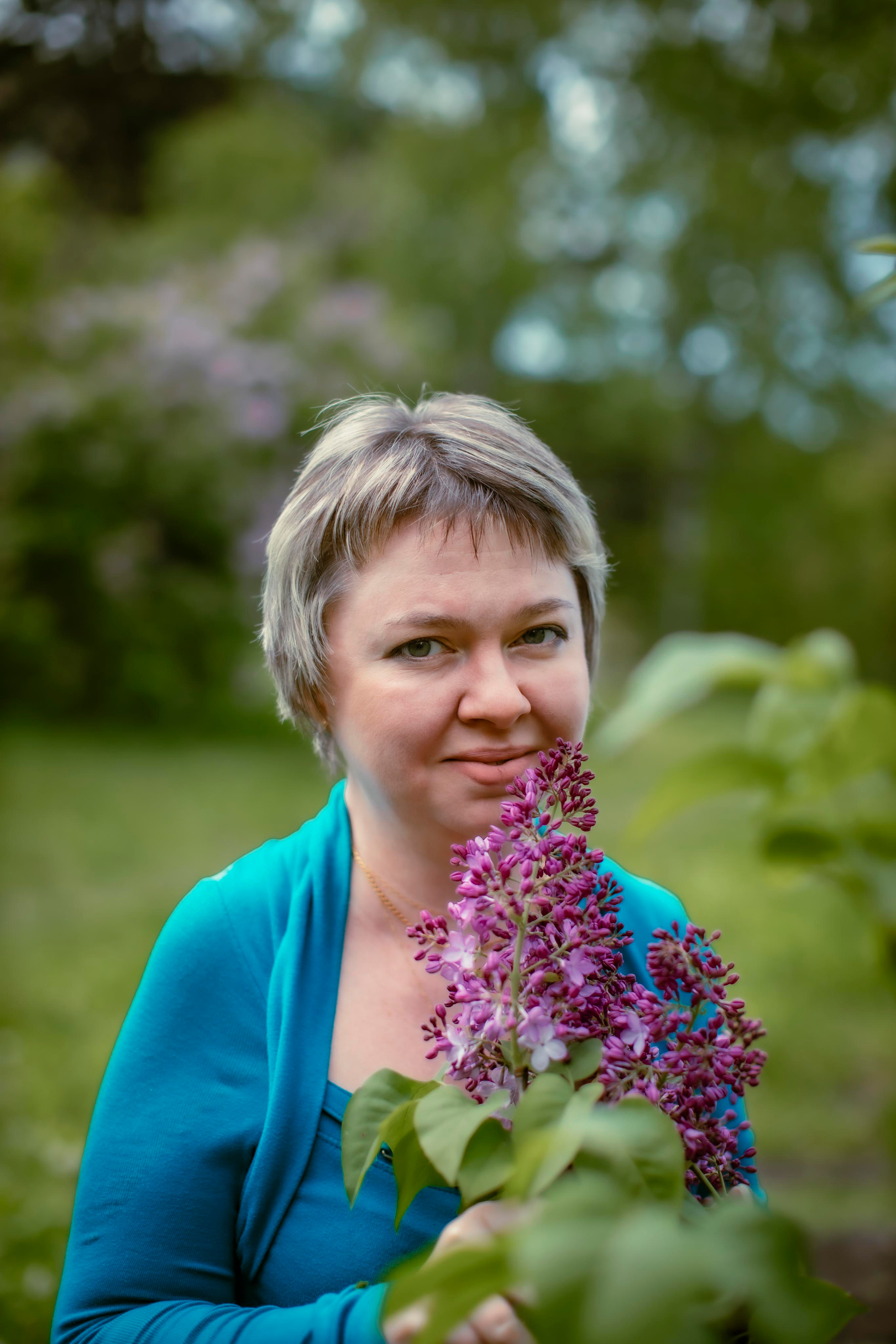 Фотосессия в сирени. Марина для контента. Фотограф и видеограф в Ставрополе Инна Попова