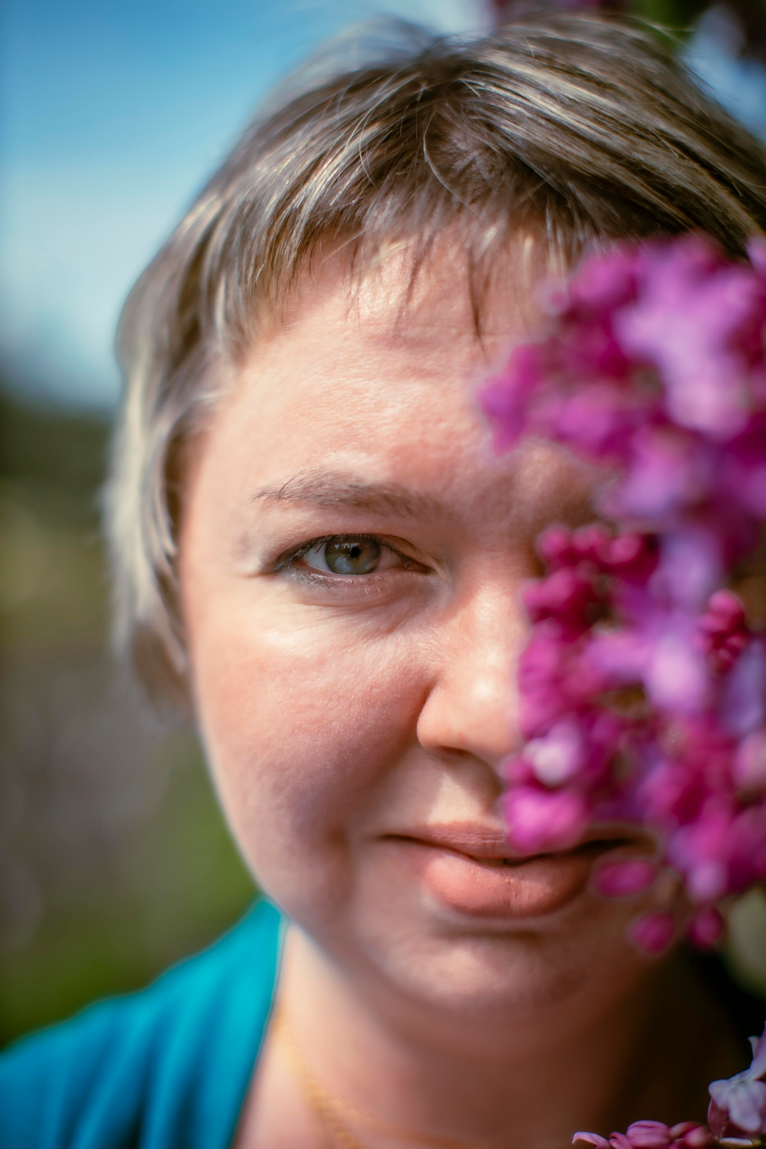 Фотосессия в сирени. Марина для контента. Фотограф и видеограф в Ставрополе Инна Попова