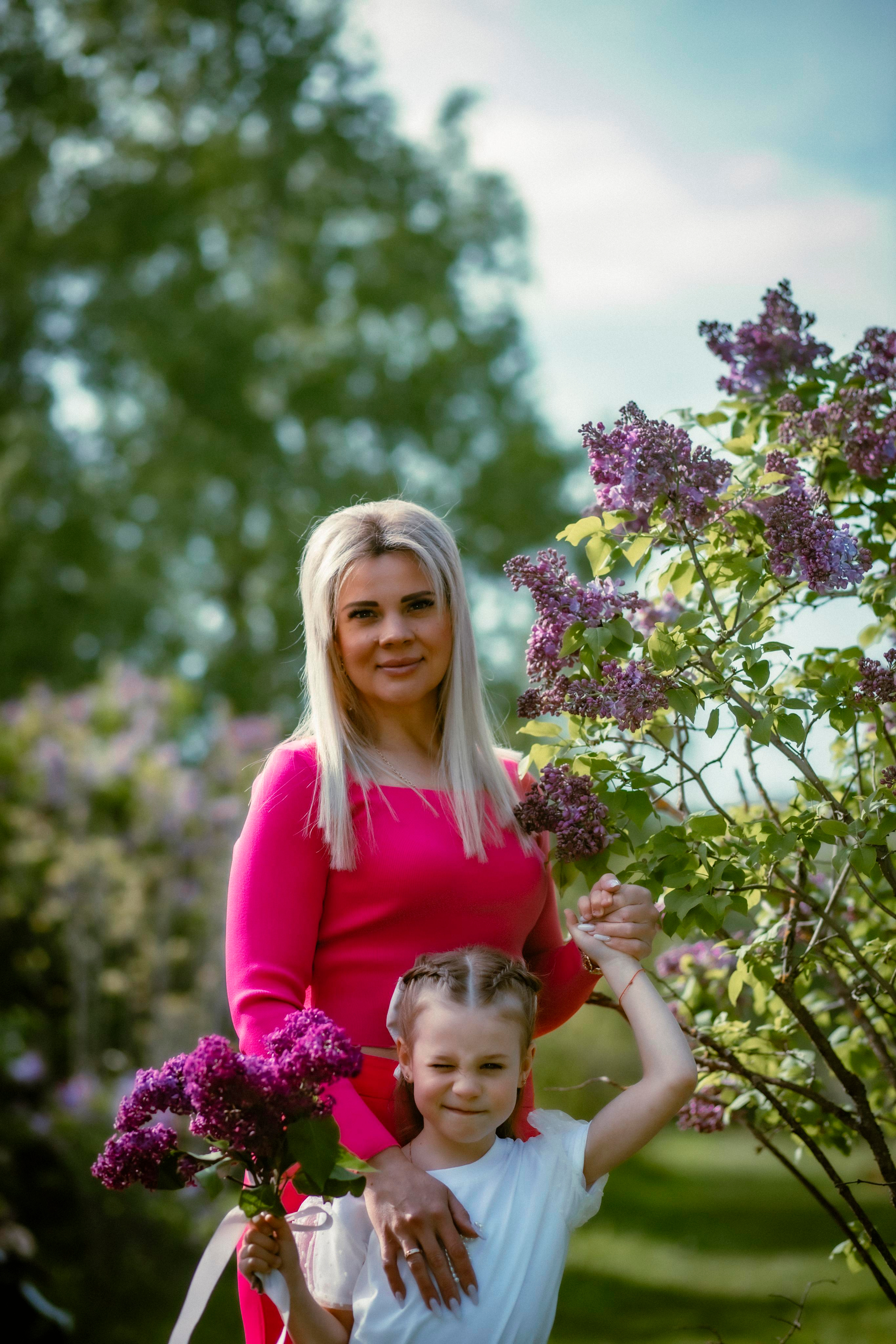 Фотосессия в сирени Елены с дочерью Сашей. Фотограф и видеограф в Ставрополе Инна Попова