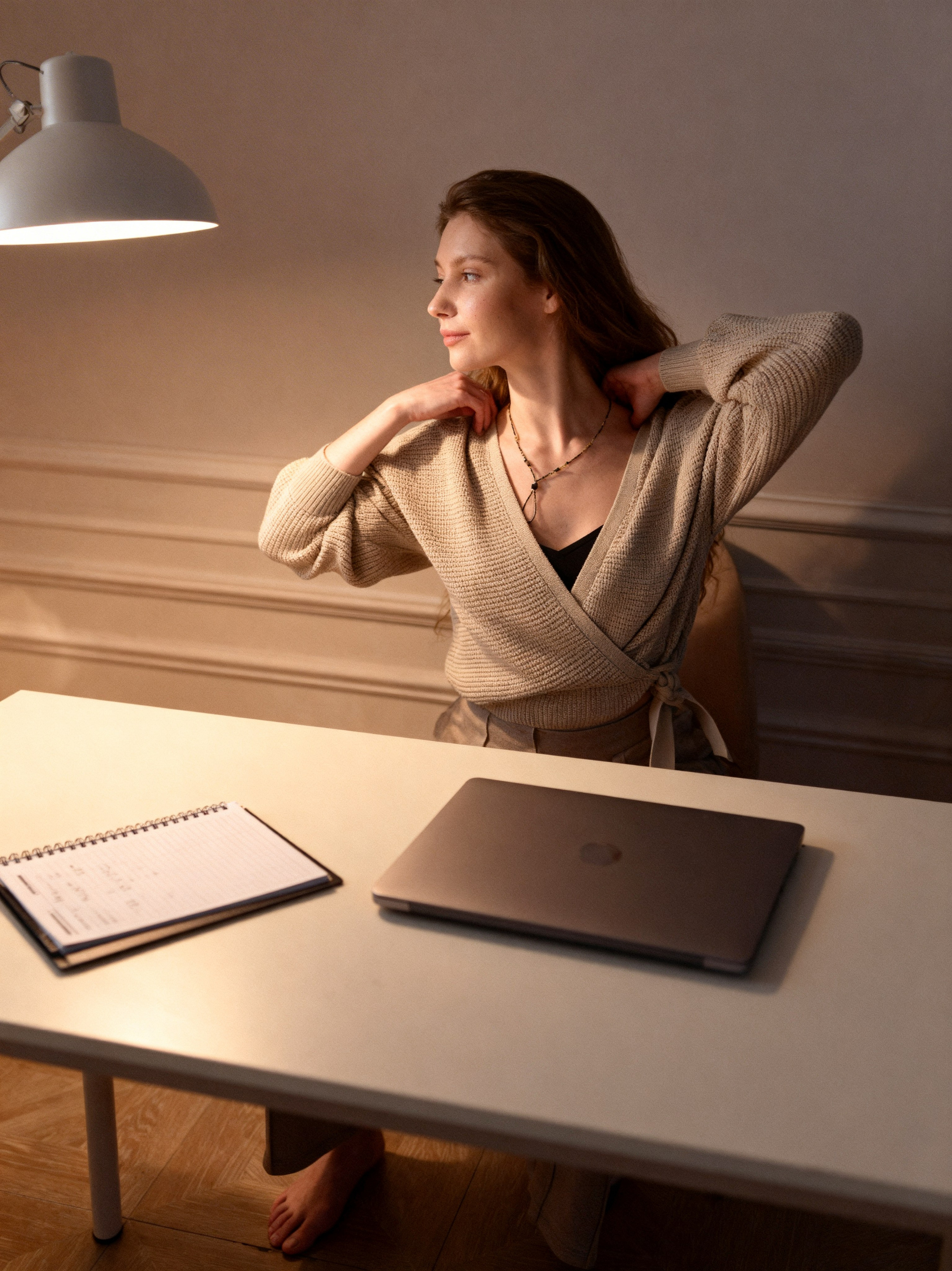 ИИ портрет психолога в мягком естественном свете в минималистичном интерьере — имиджевый контент для личного бренда и публикаций