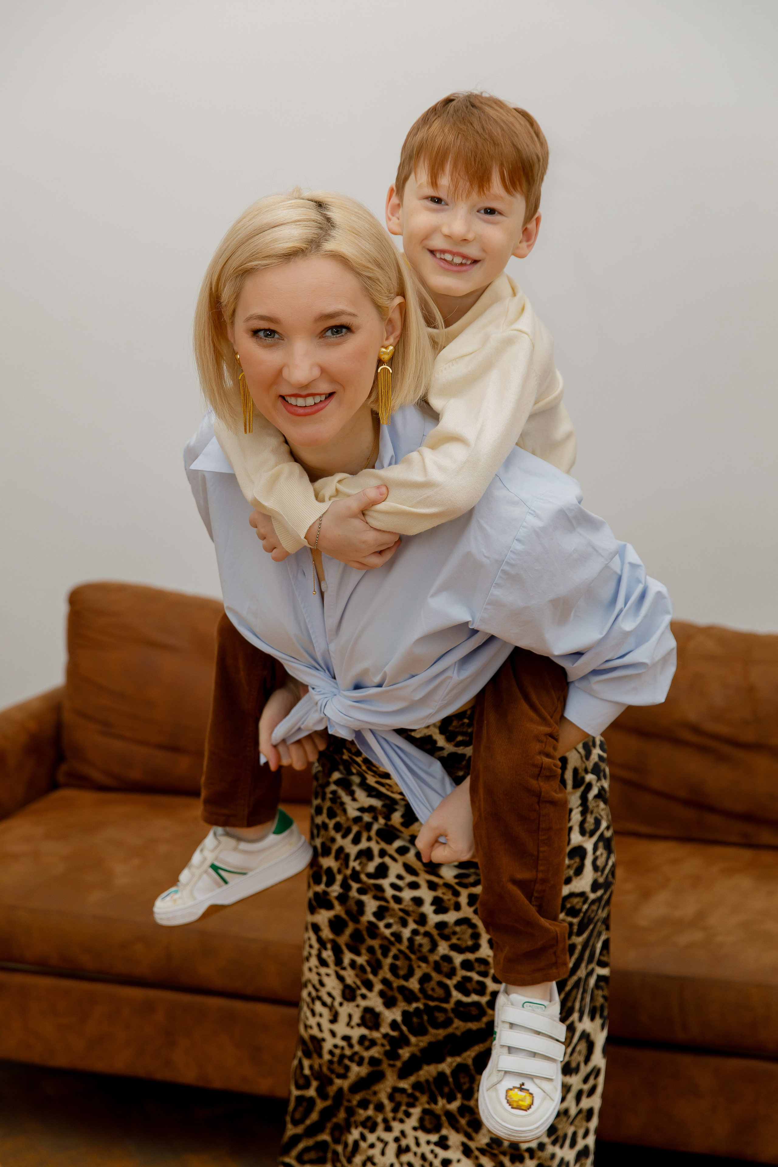 Фотосессия мамы и сына в студии. Портретный и семейный фотограф Юлия Герман