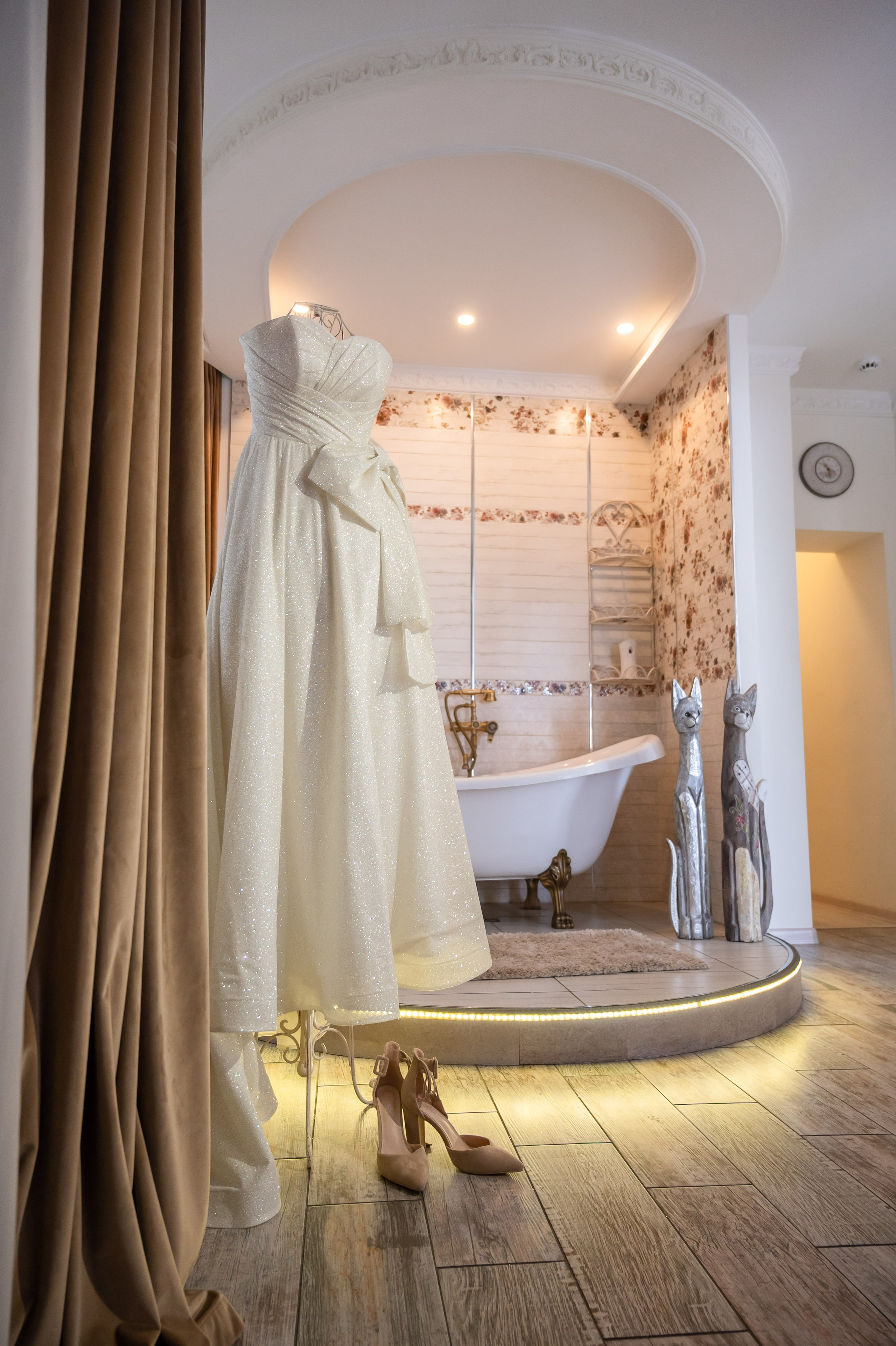 Свадебное платье в красивой локации на сборах невесты, фотограф видеограф в одном лице производит выгодную и красивую съёмку, подробнее 8(926)706-36-21