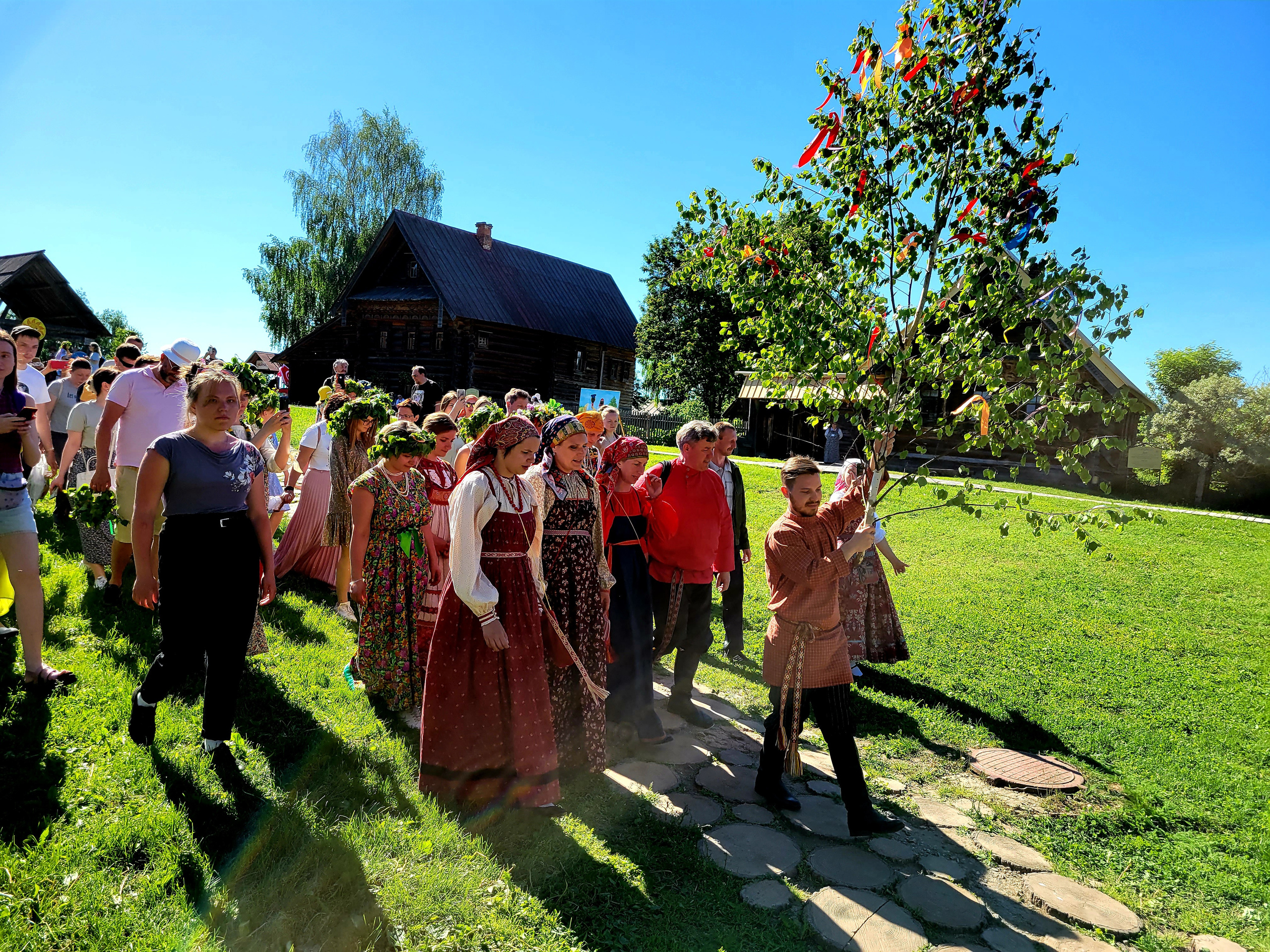 И народные гуляния по случаю праздника