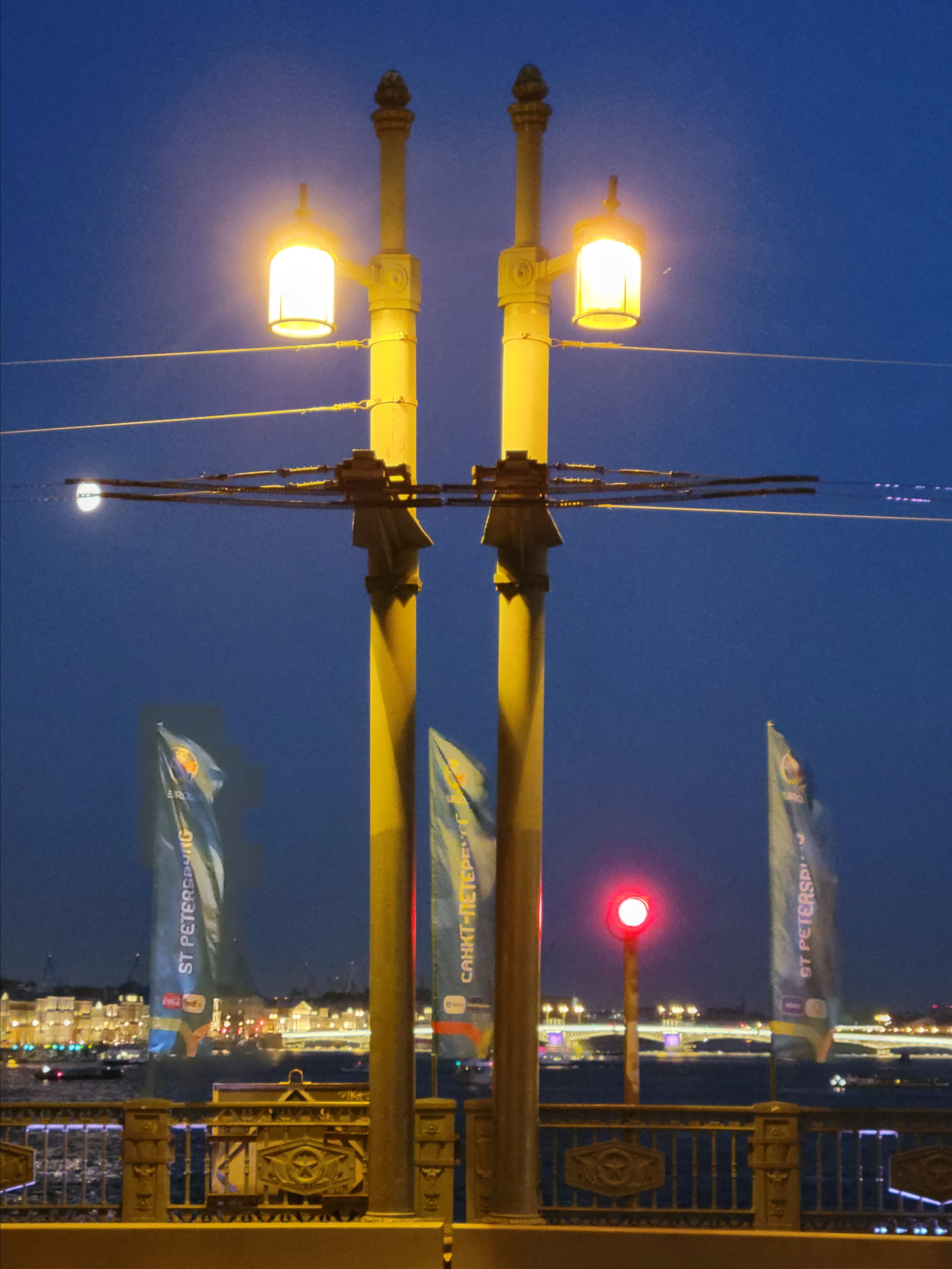 Разводки ждать не стали, только смотрели 2 дня назад из окна отеля