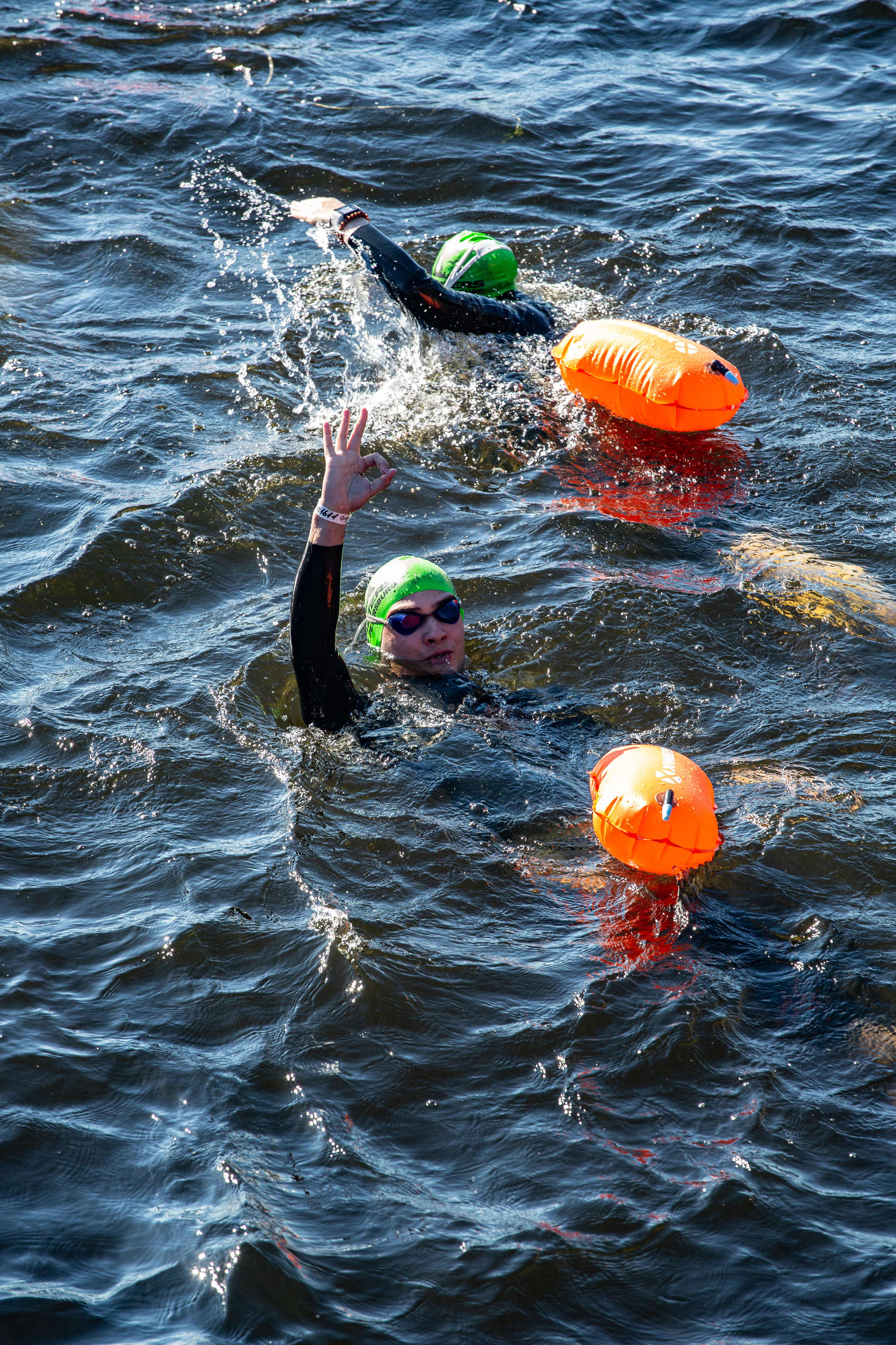 Ожидаемо, на входе свело дыхание, но Макс предупреждал. Быстро раздышался и уже под мостом поплыл в нормальную силу. Утром, наблюдая за первым заплывом на 2300 м, видели, что тут у моста на выходе в Неву сильное противо-течение.