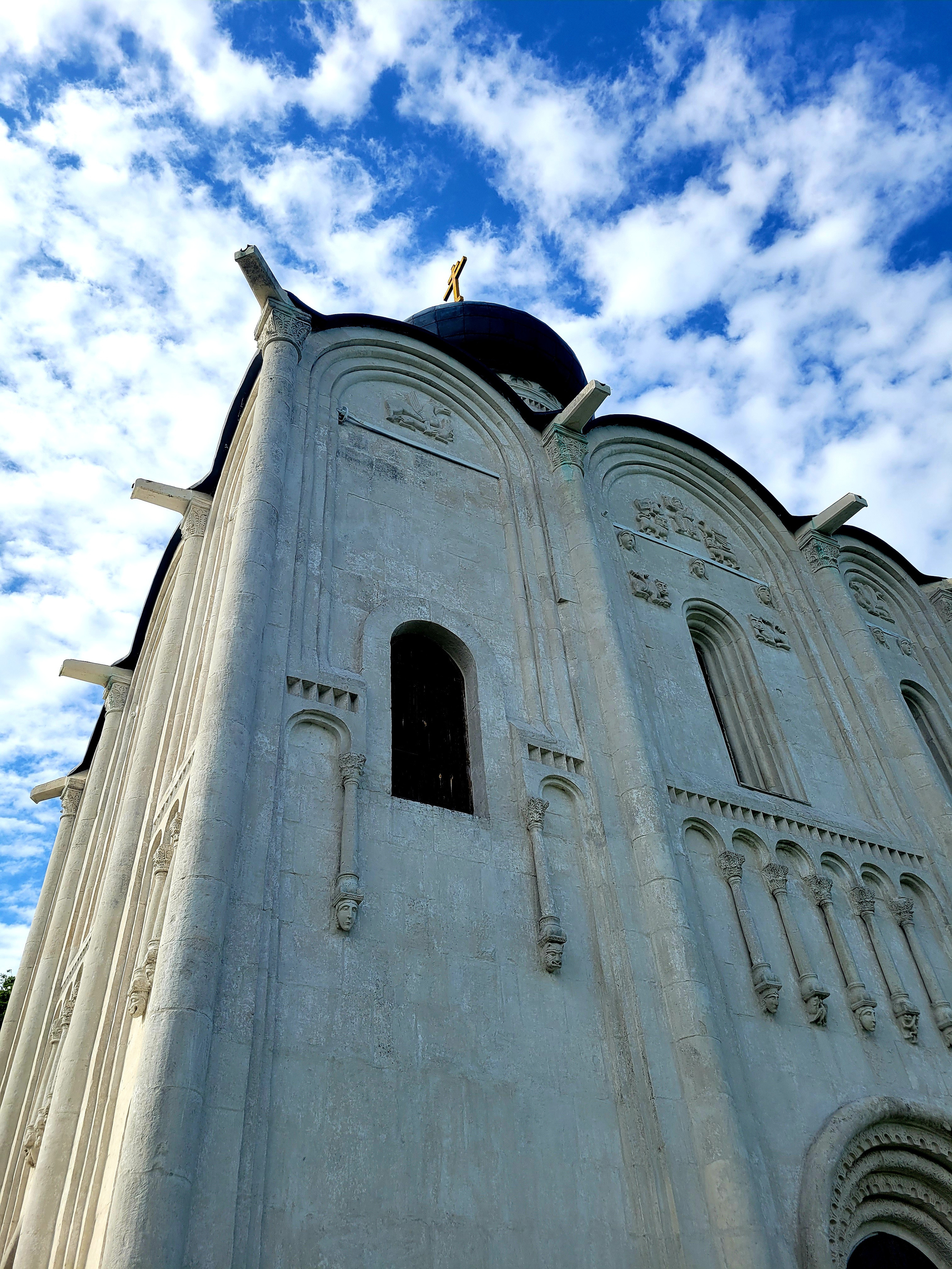 А внутри храм не впечатляет