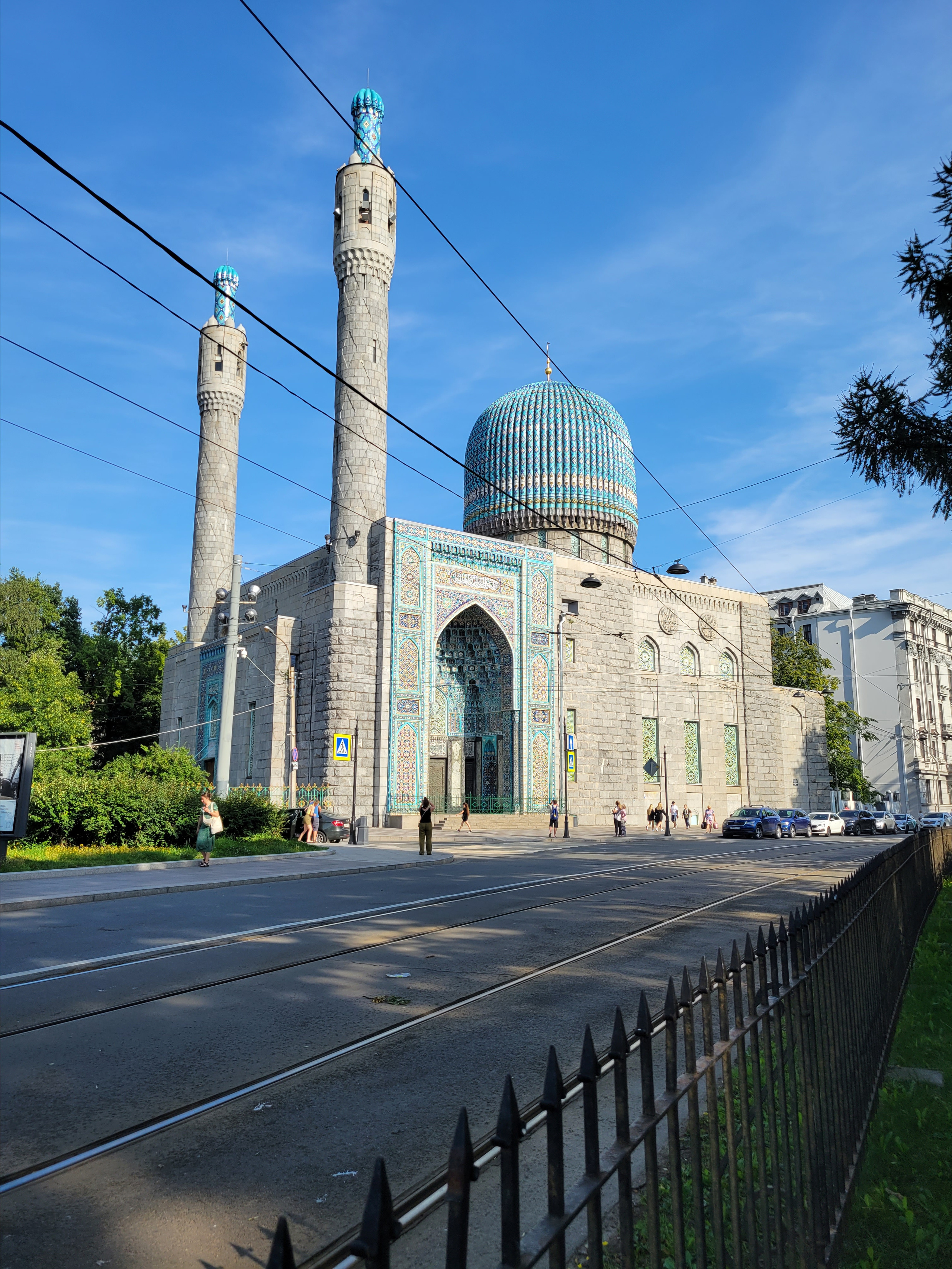 Недалеко - мечеть. Ужин и пораньше спать.