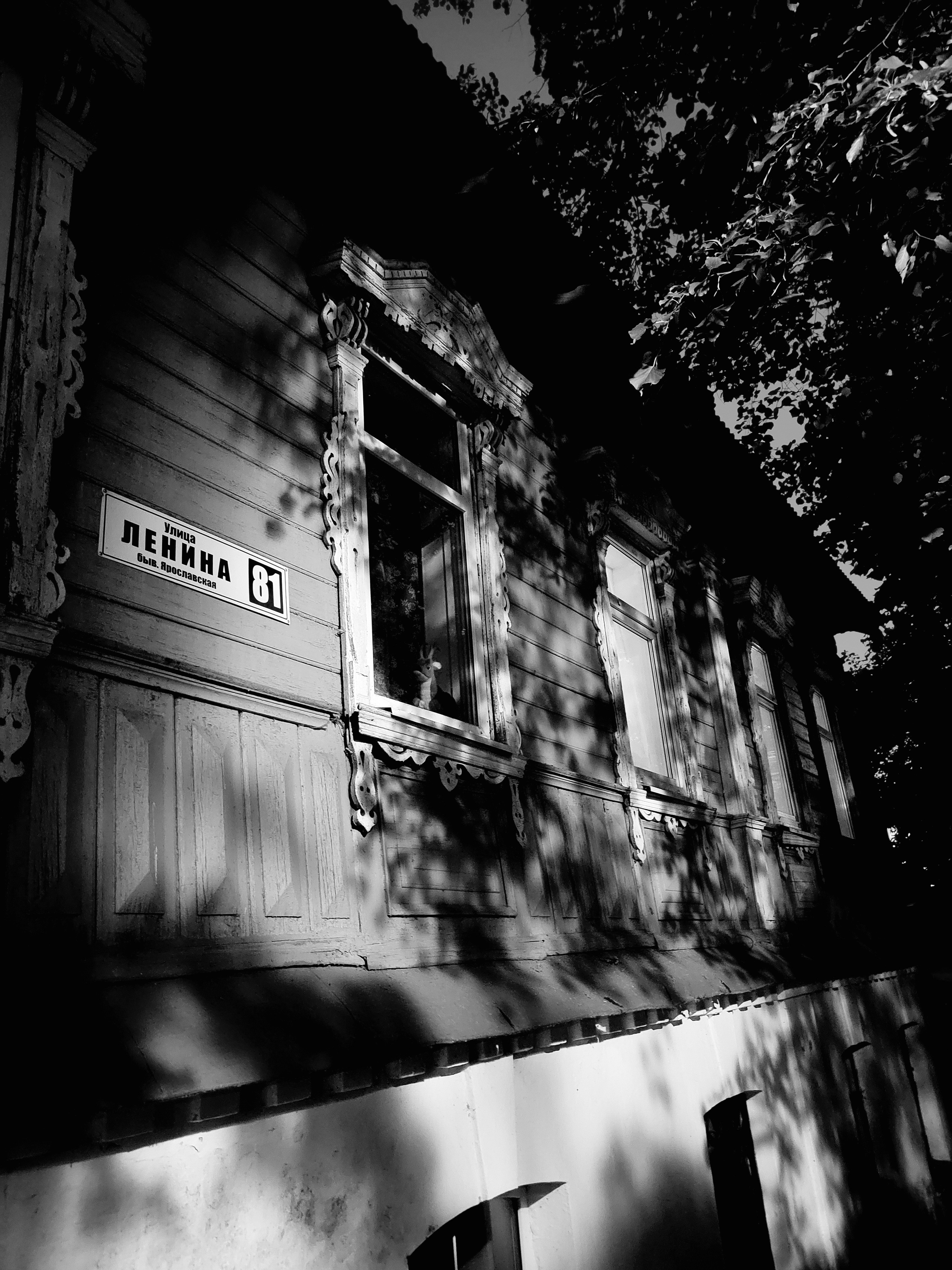 Тихая полутемная центральная улица