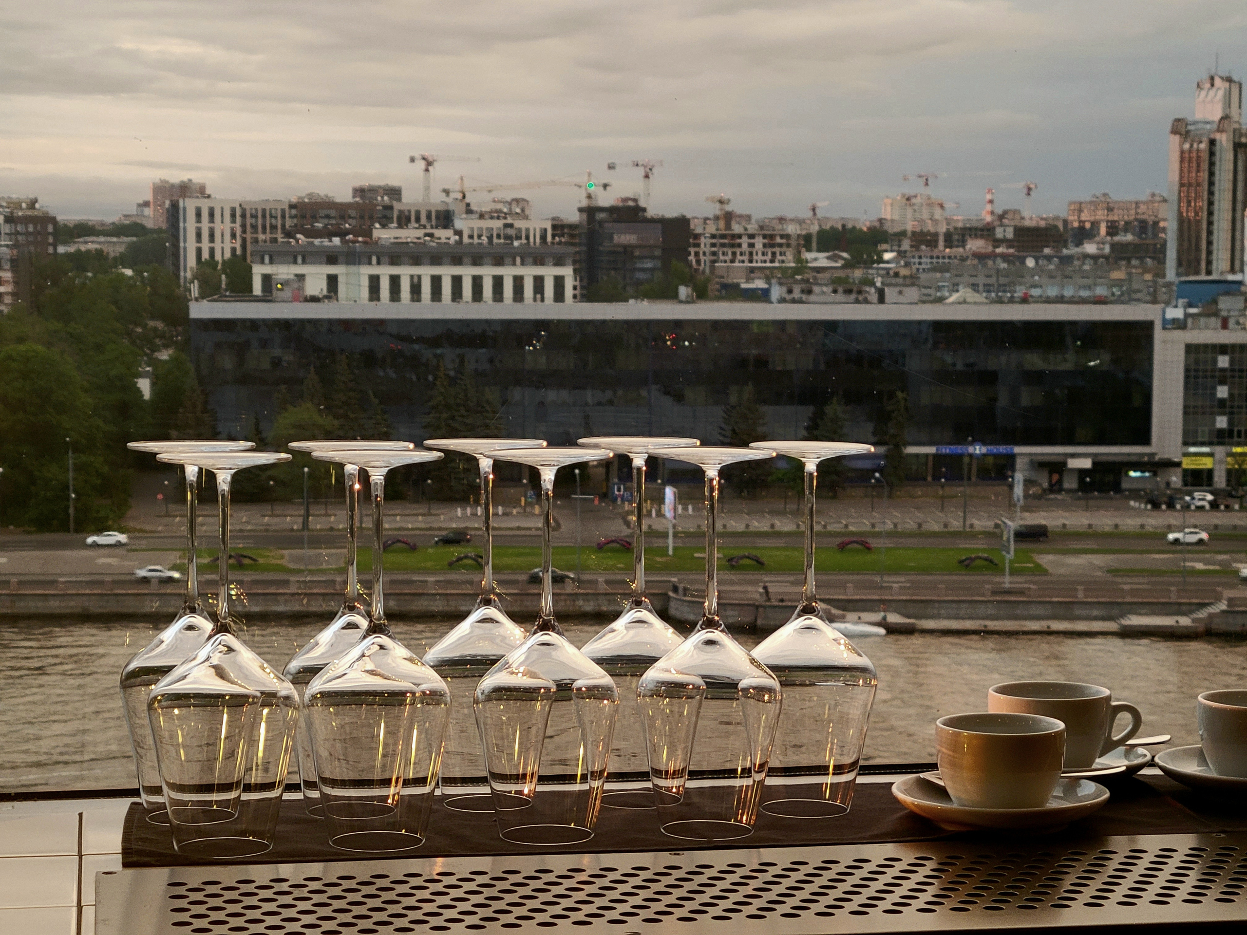 Игры с закатным светом и посудой