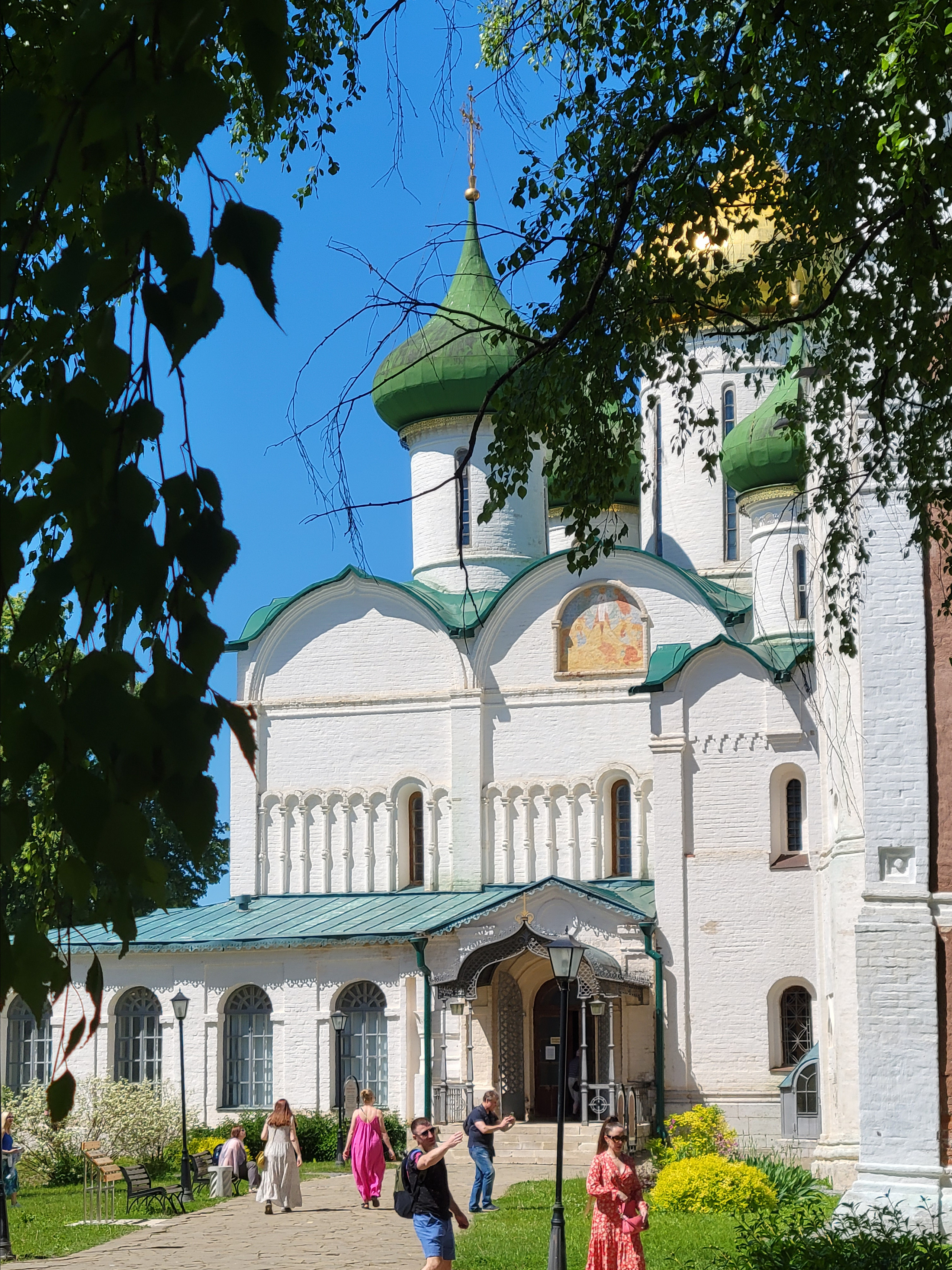Днем народа явно больше, выбрать момент и снять архитектуру в первозданном виде почти не реально
