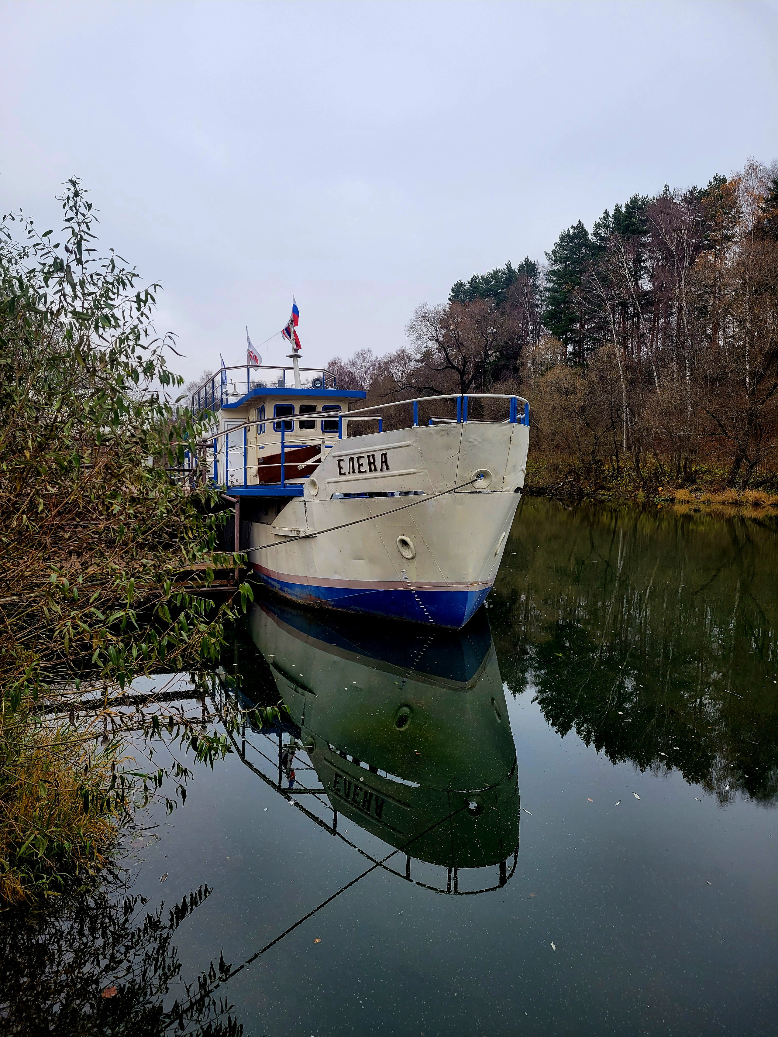 Долго думали, куда на нем плывут. Потом выяснили - аренда в качестве банкетного зала у причала