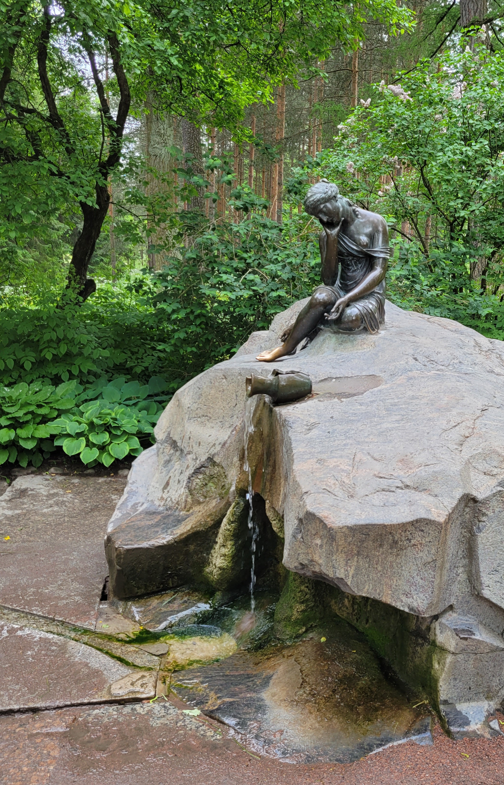 С Аленушкой у меня было фото из детства. После Петергофа тут было скучно, всего один фонтан с разбитым кувшином...