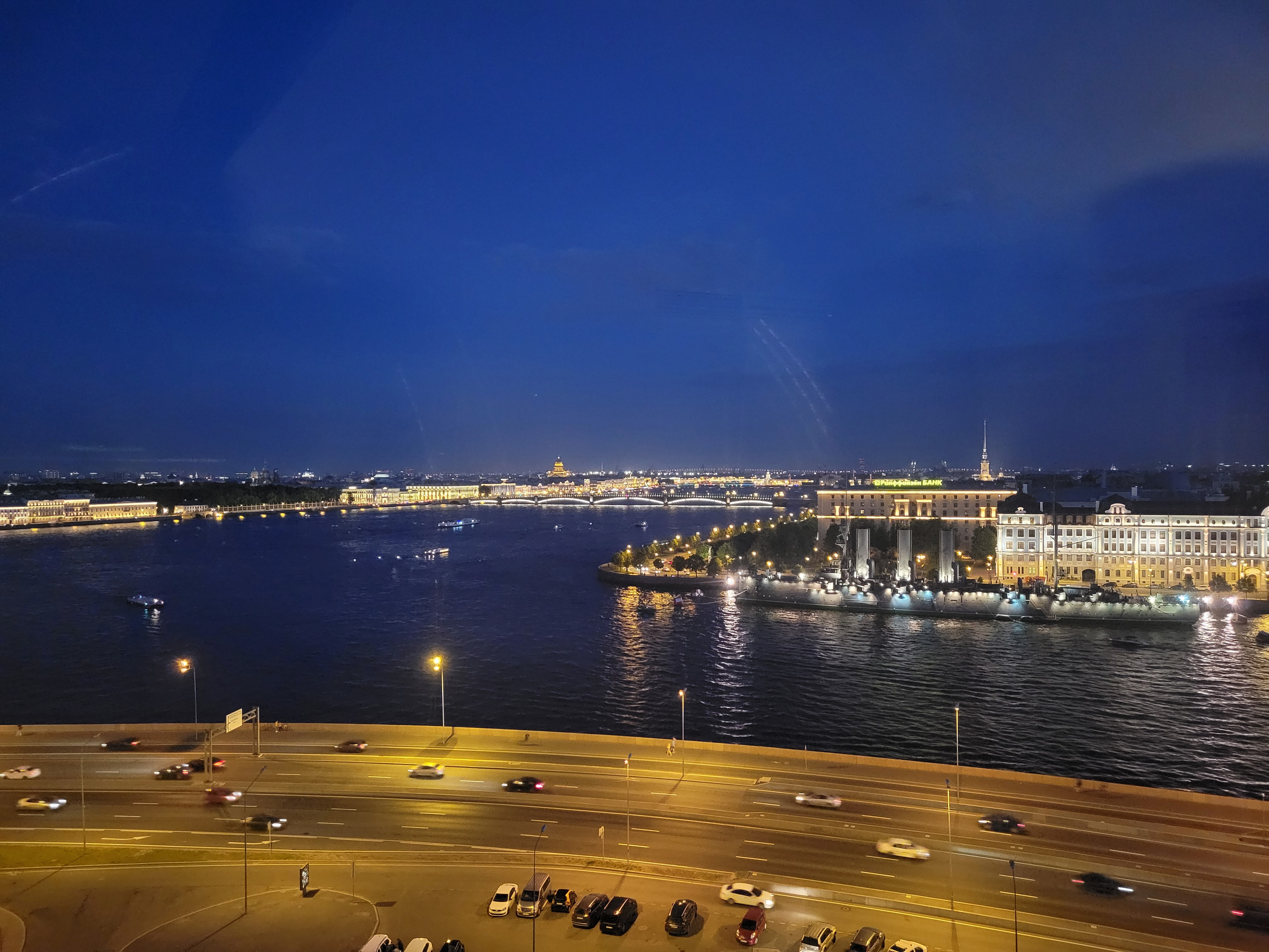 Следующим вечером темнеющее на немного небо