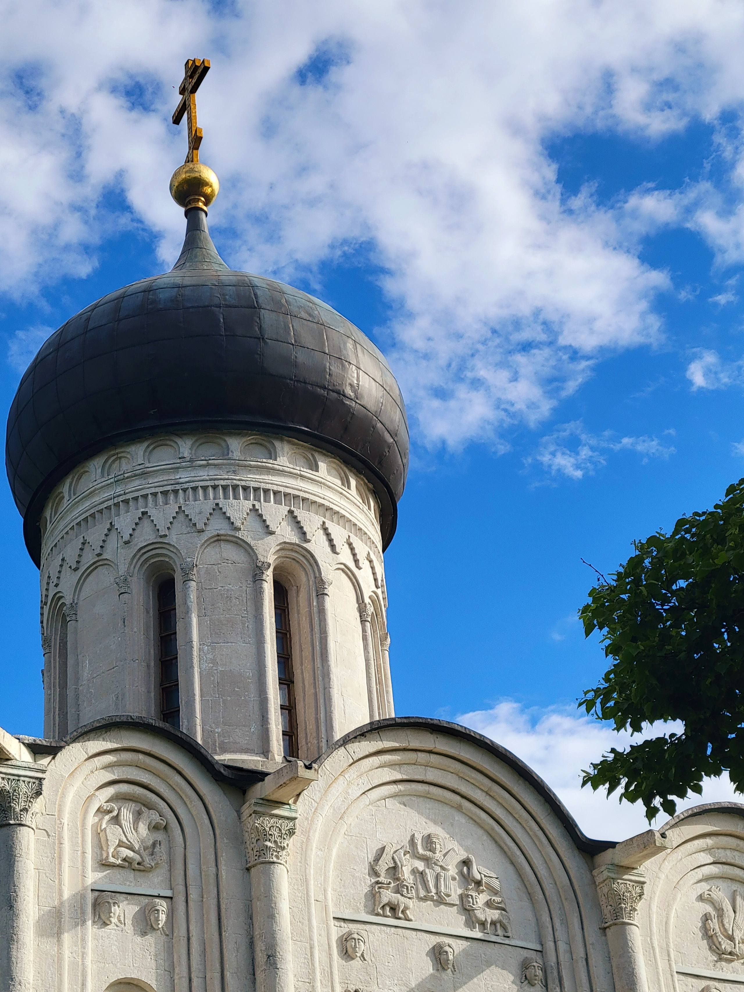 Правда, видел идеальное фото - на рассвете весной, свеча, а за дверью - половодье