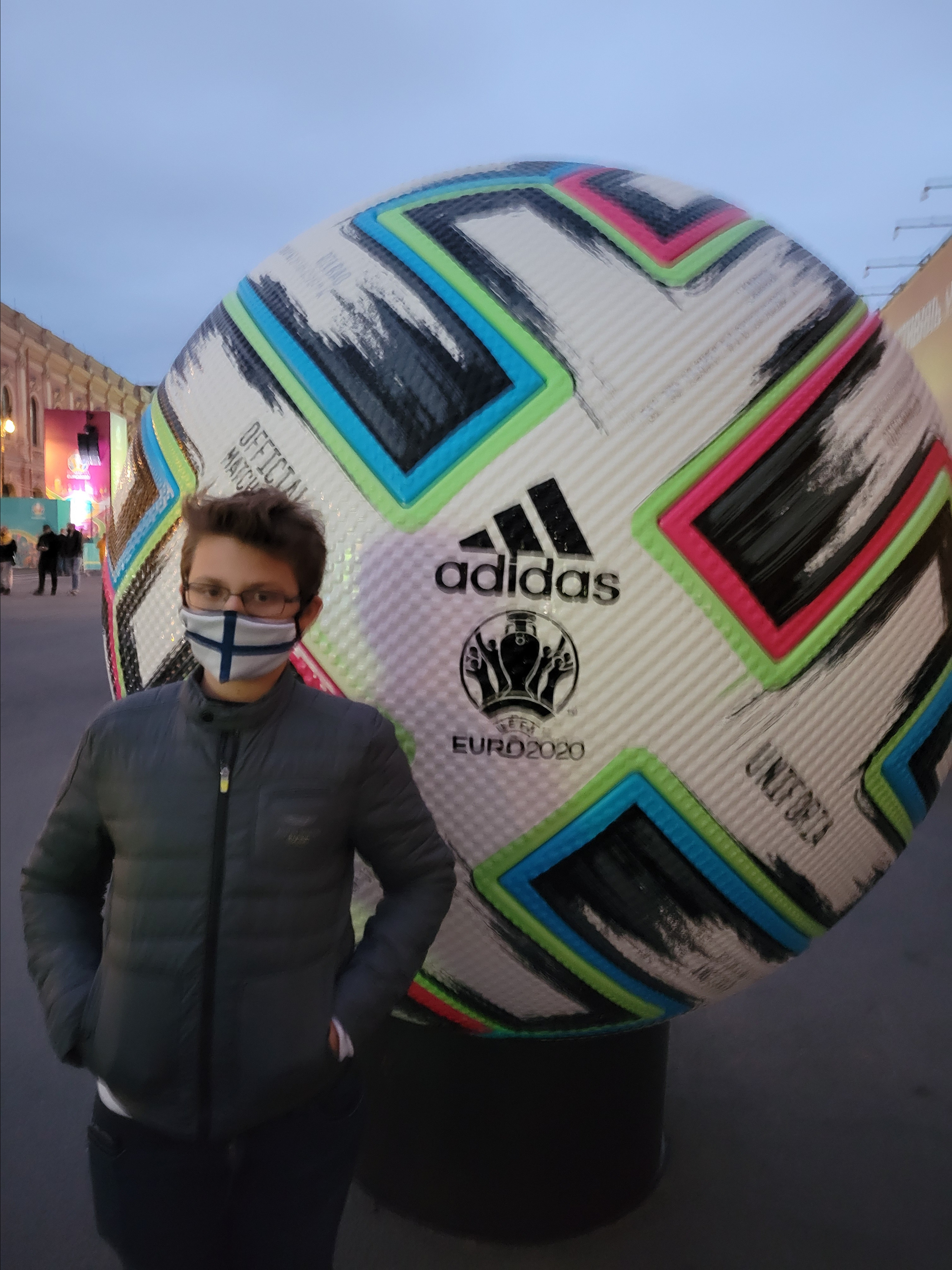 А рядом фан зона ЧЕ 2020