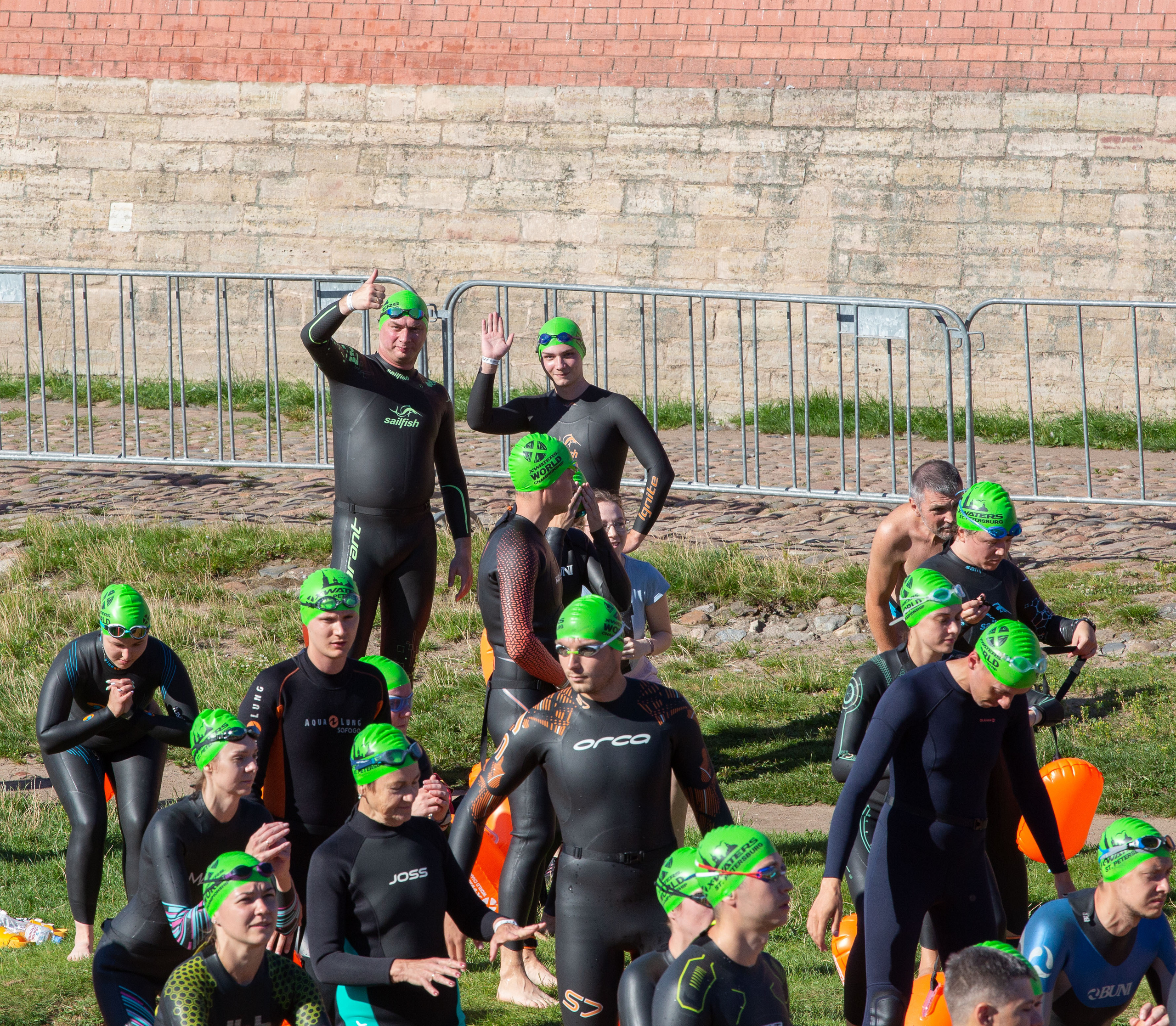 Пришли на старт, донатянули гидрики, разминка 5 мин и в воду, масс-старт.
