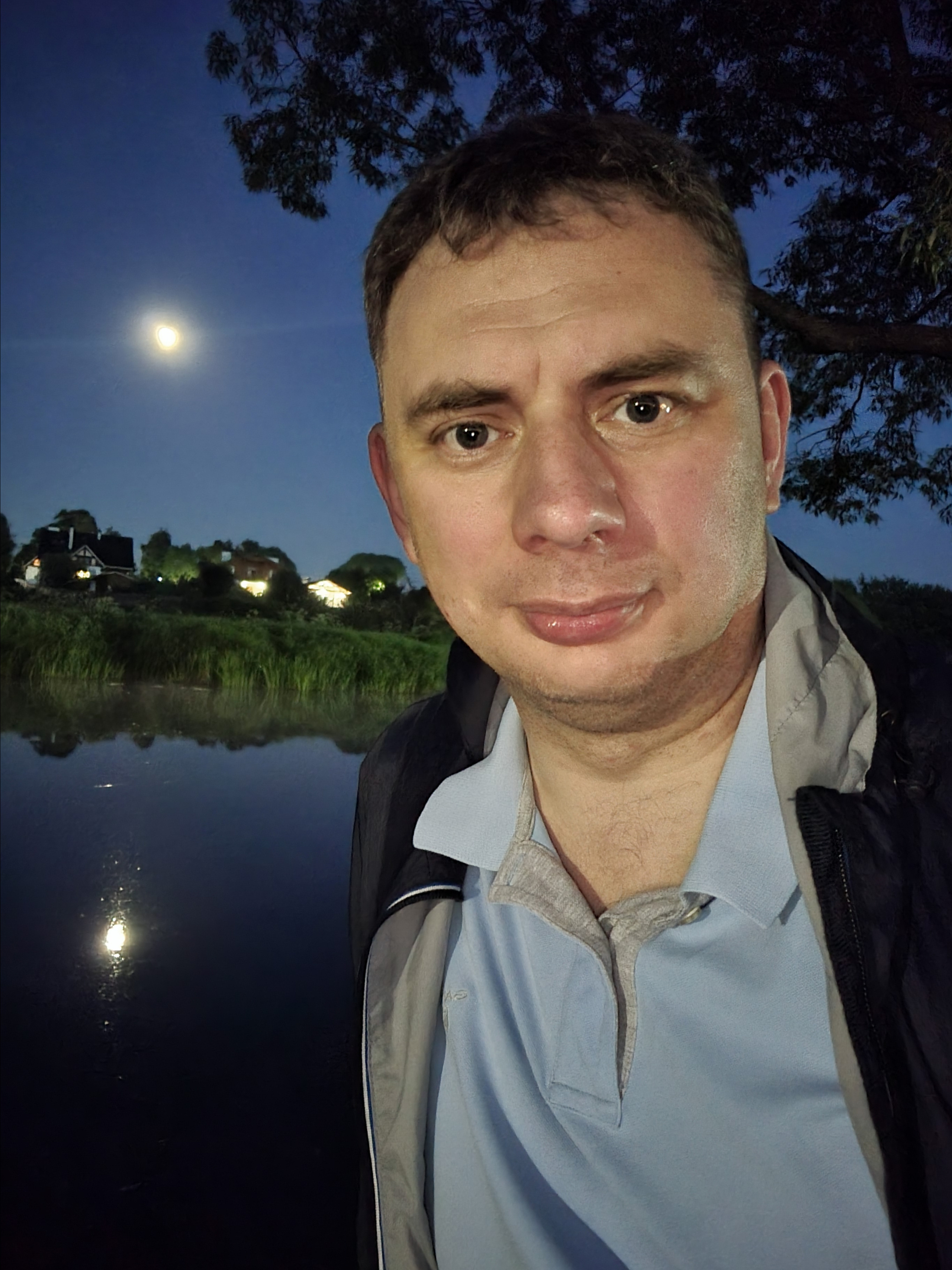 Себяшечка на фоне Луны