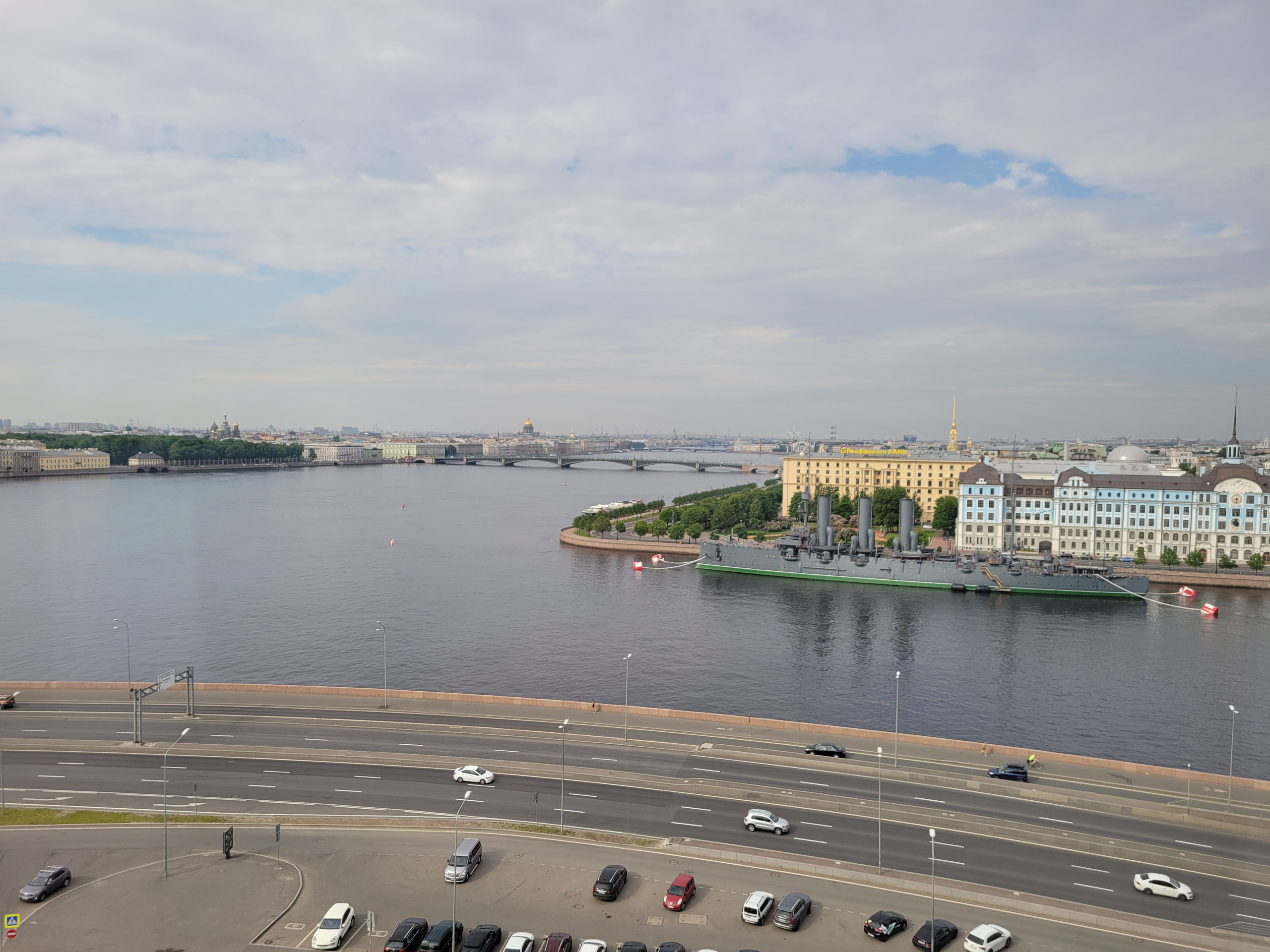 Выезжали из Москвы в 19 в последний рабочий день перед праздниками. Платка стояла до сужения за Шереметьево. В СПб добрались около 3 утра. Светло, день на дворе, только мосты разведены и пусто на улицах. Необычное ощущение