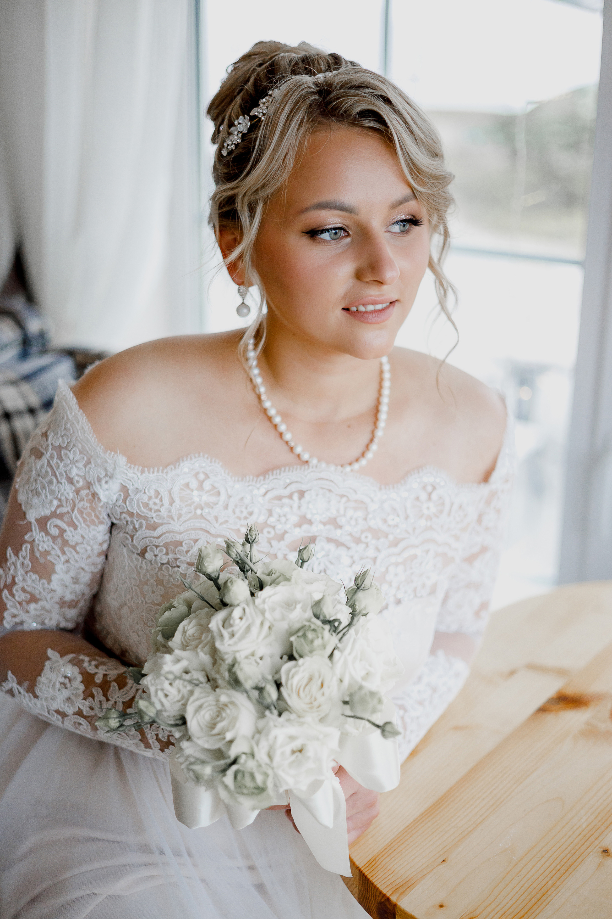 Красивая выездная регистрация в уютном дворике гостиницы. Олег Сверчков | Свадебный фотограф Вологда