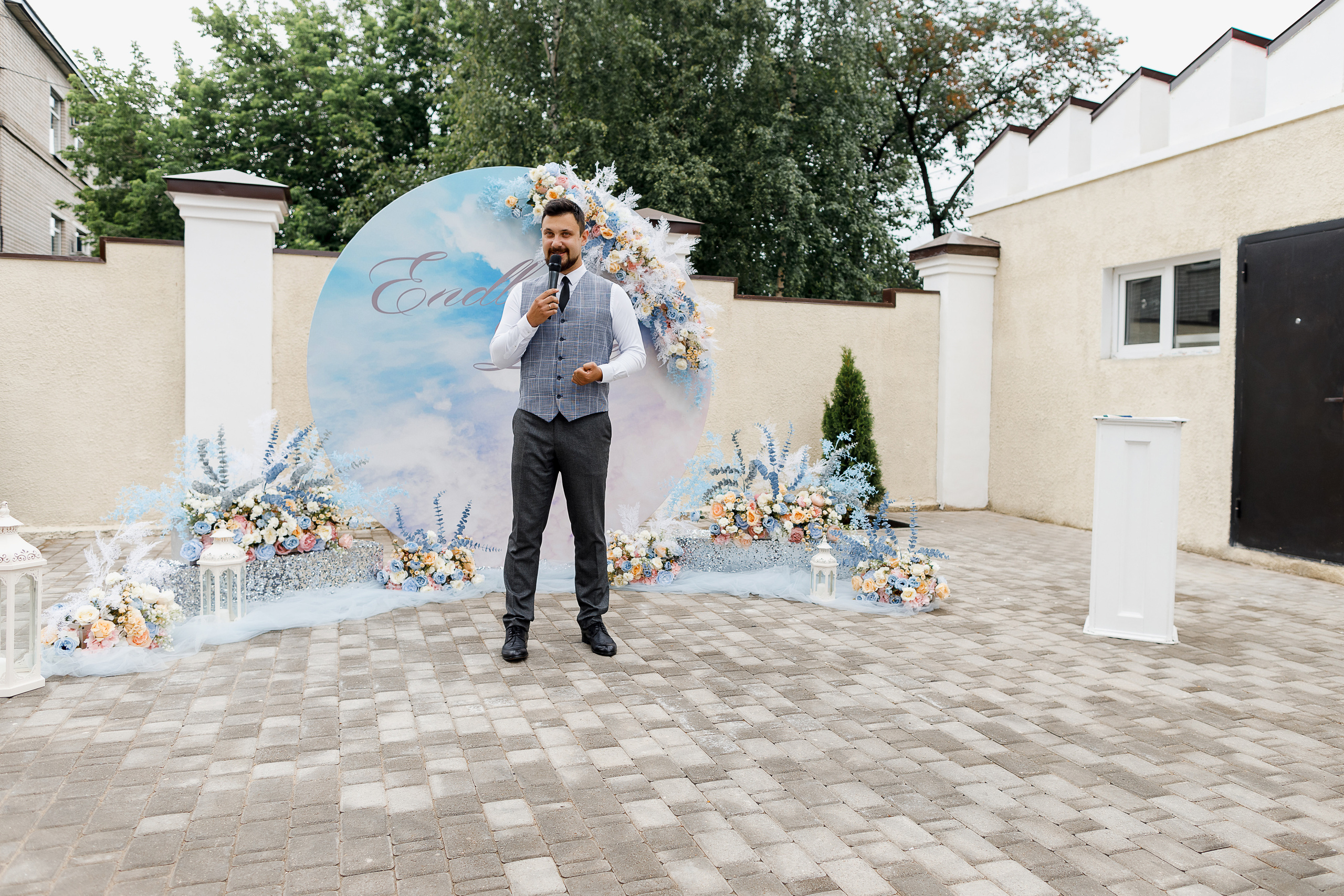 Красивая выездная регистрация в уютном дворике гостиницы. Олег Сверчков | Свадебный фотограф Вологда