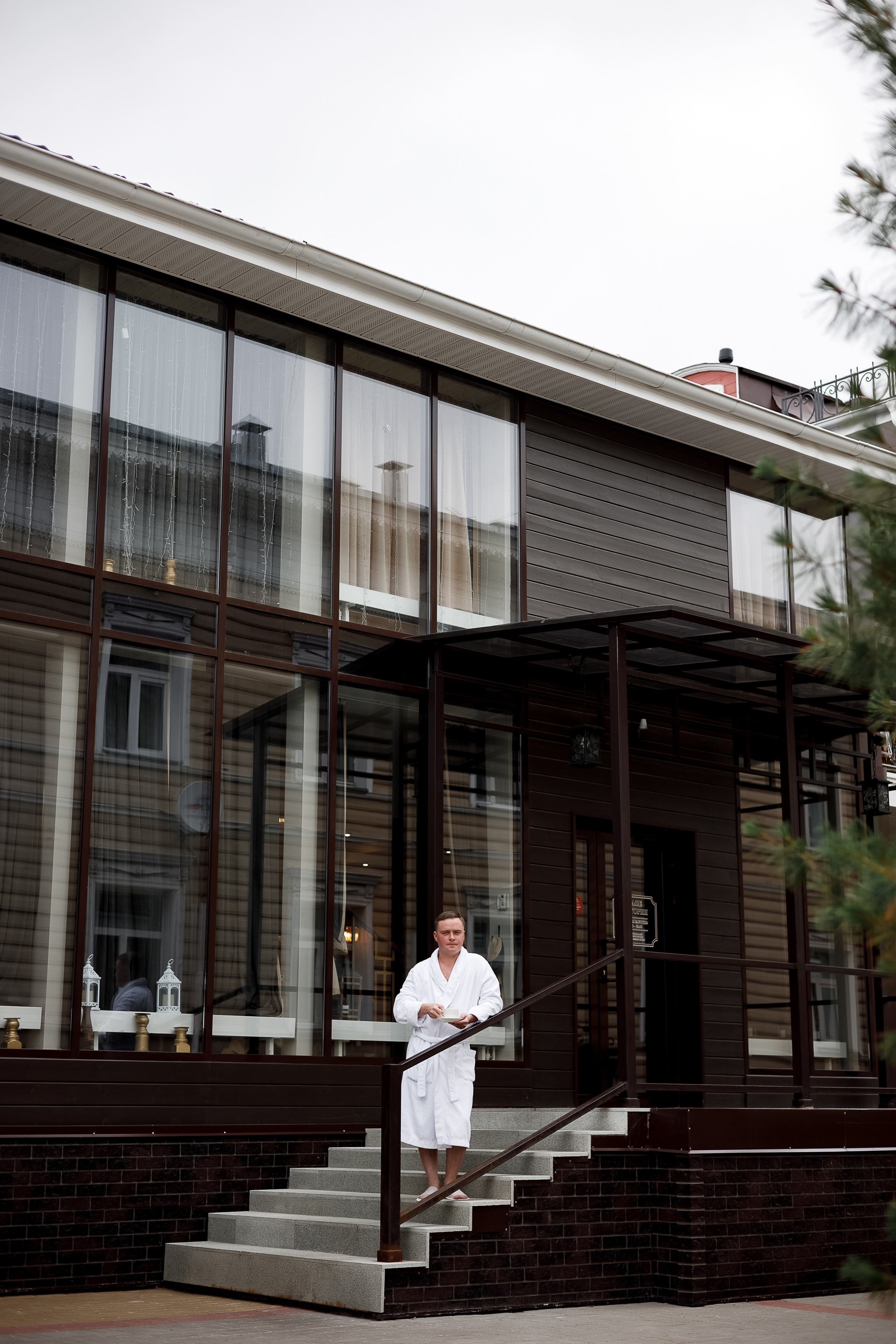 Красивая выездная регистрация в уютном дворике гостиницы. Олег Сверчков | Свадебный фотограф Вологда