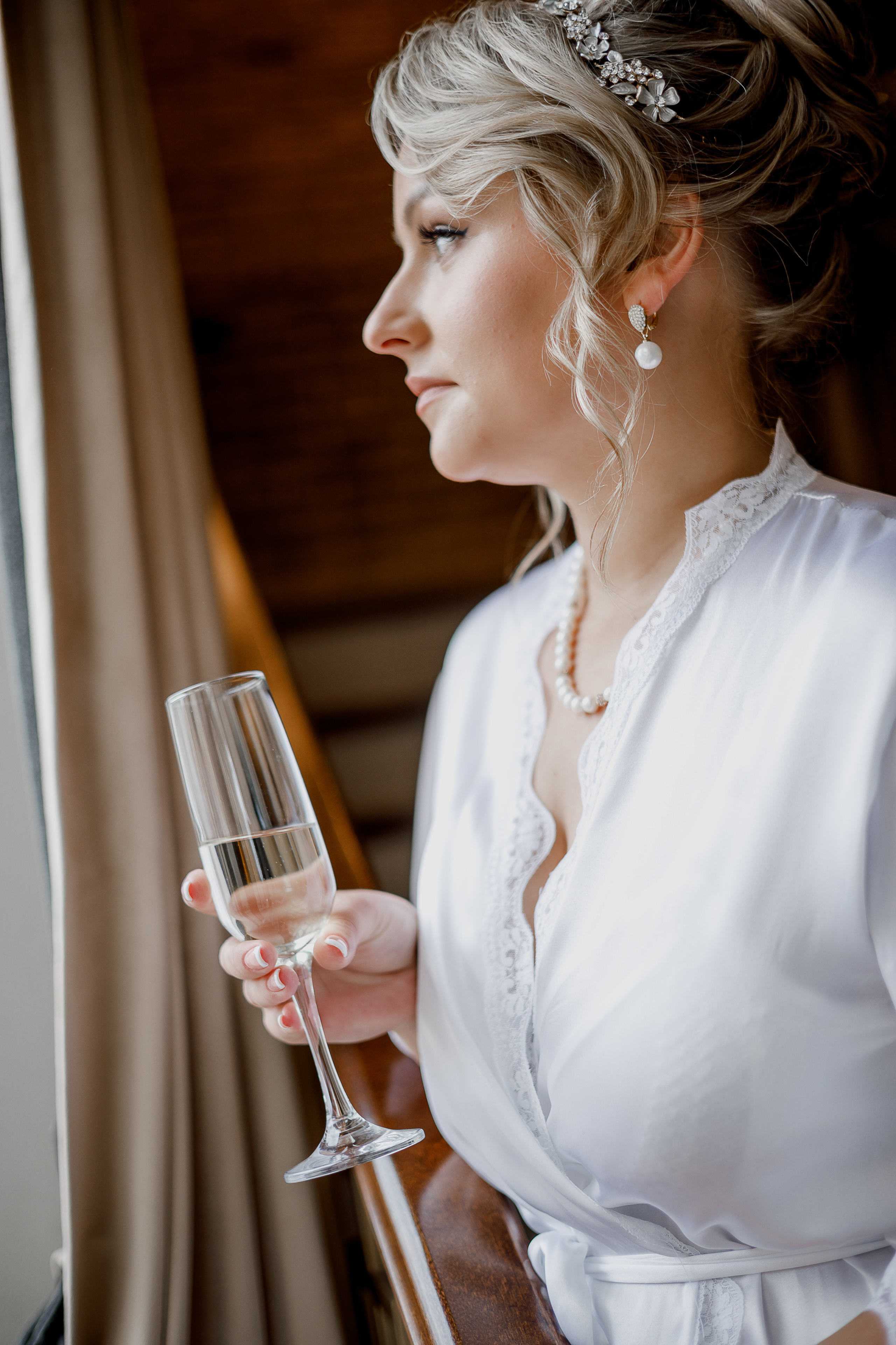 Красивая выездная регистрация в уютном дворике гостиницы. Олег Сверчков | Свадебный фотограф Вологда