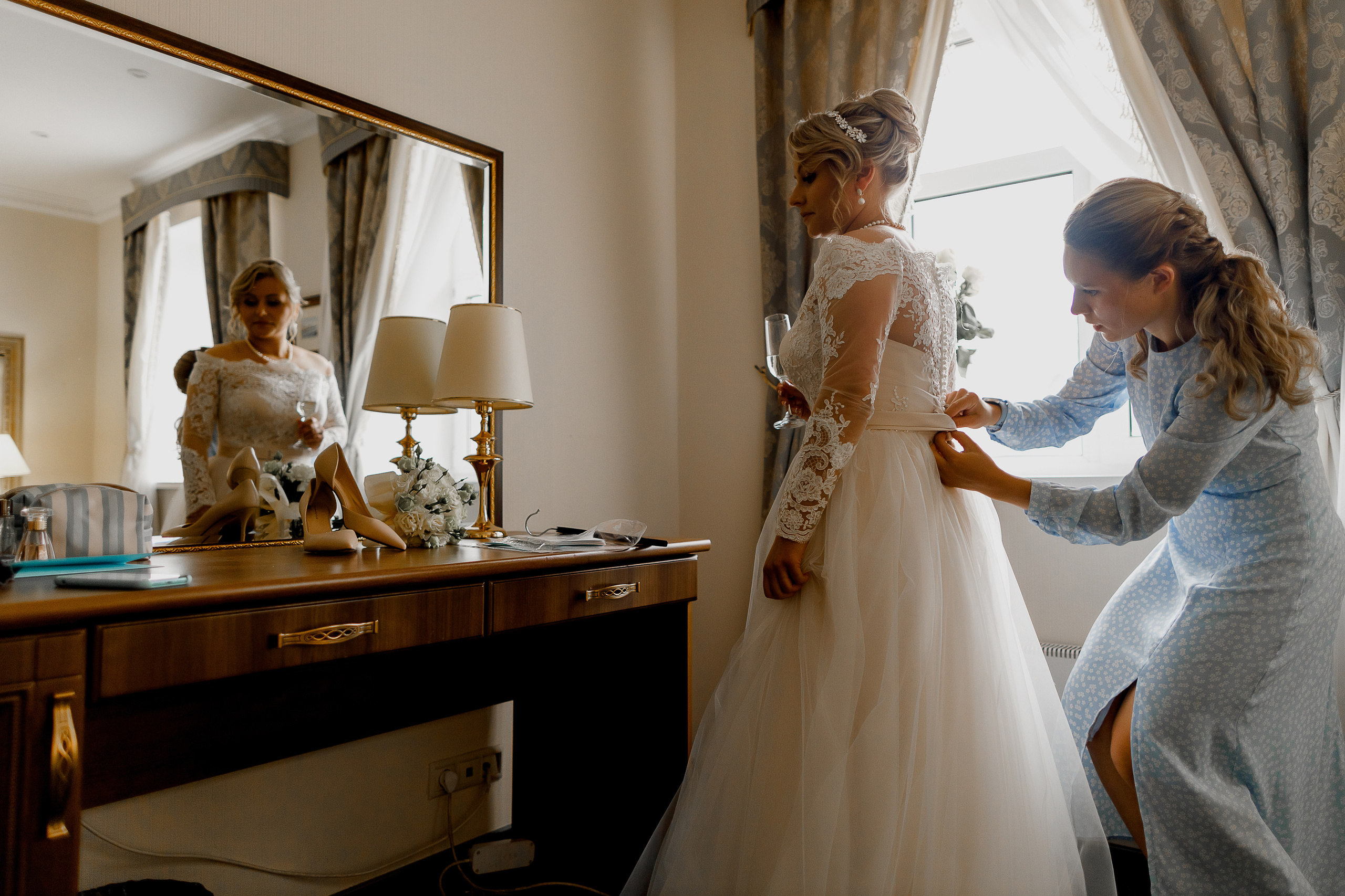 Красивая выездная регистрация в уютном дворике гостиницы. Олег Сверчков | Свадебный фотограф Вологда