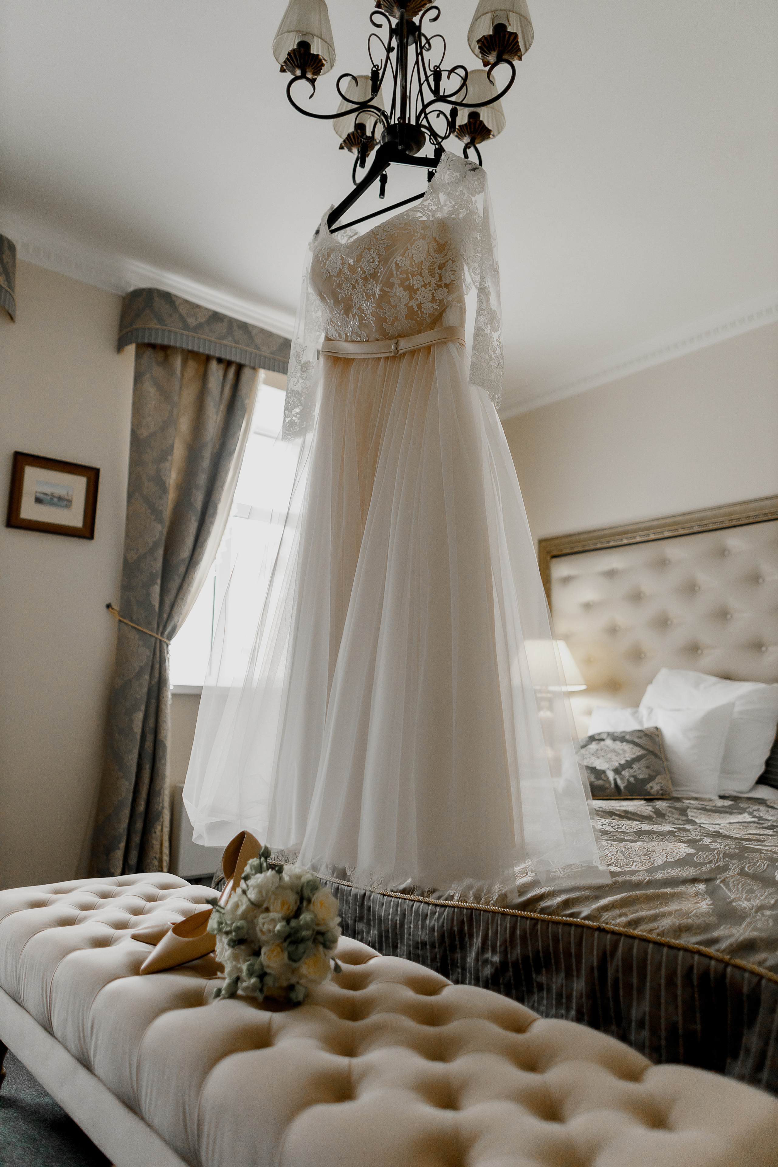 Красивая выездная регистрация в уютном дворике гостиницы. Олег Сверчков | Свадебный фотограф Вологда