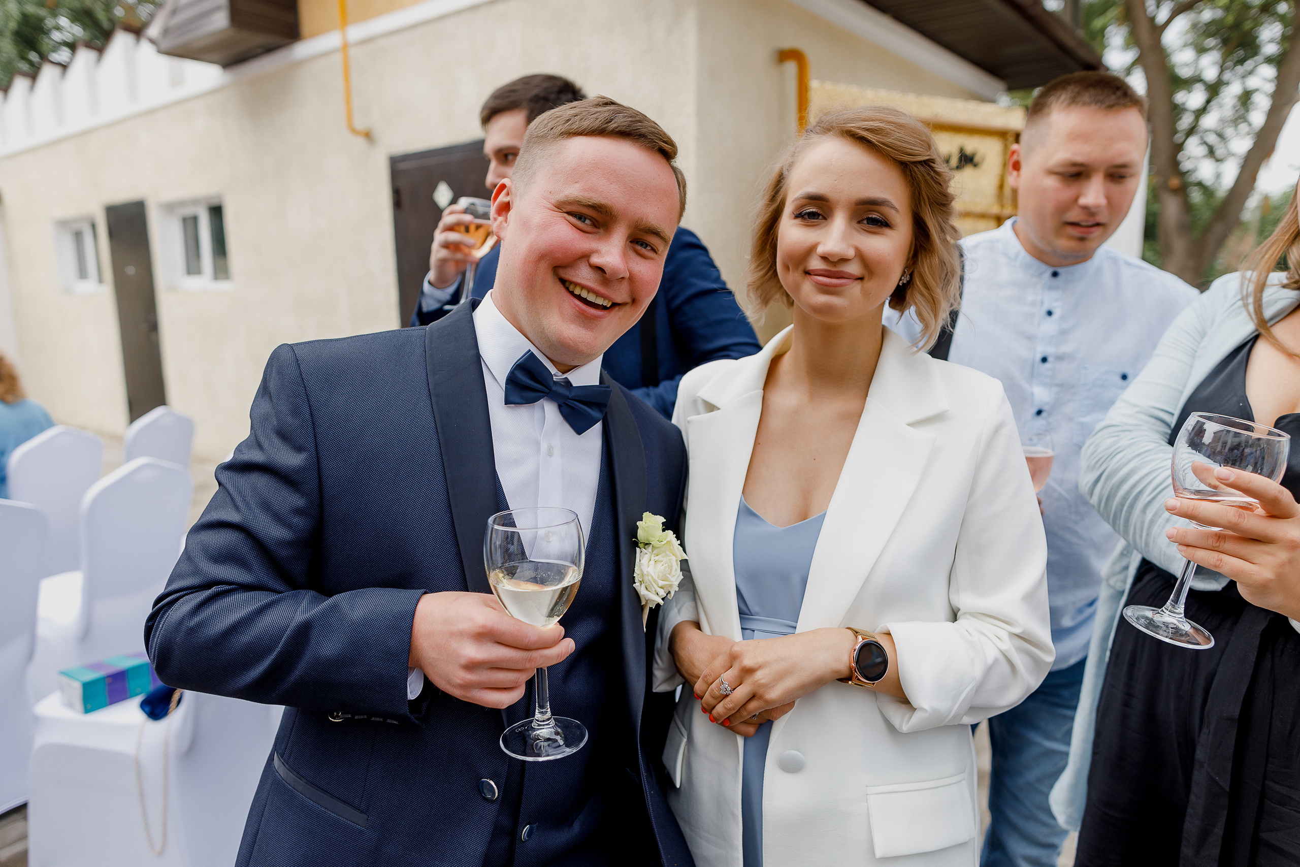 Красивая выездная регистрация в уютном дворике гостиницы. Олег Сверчков | Свадебный фотограф Вологда