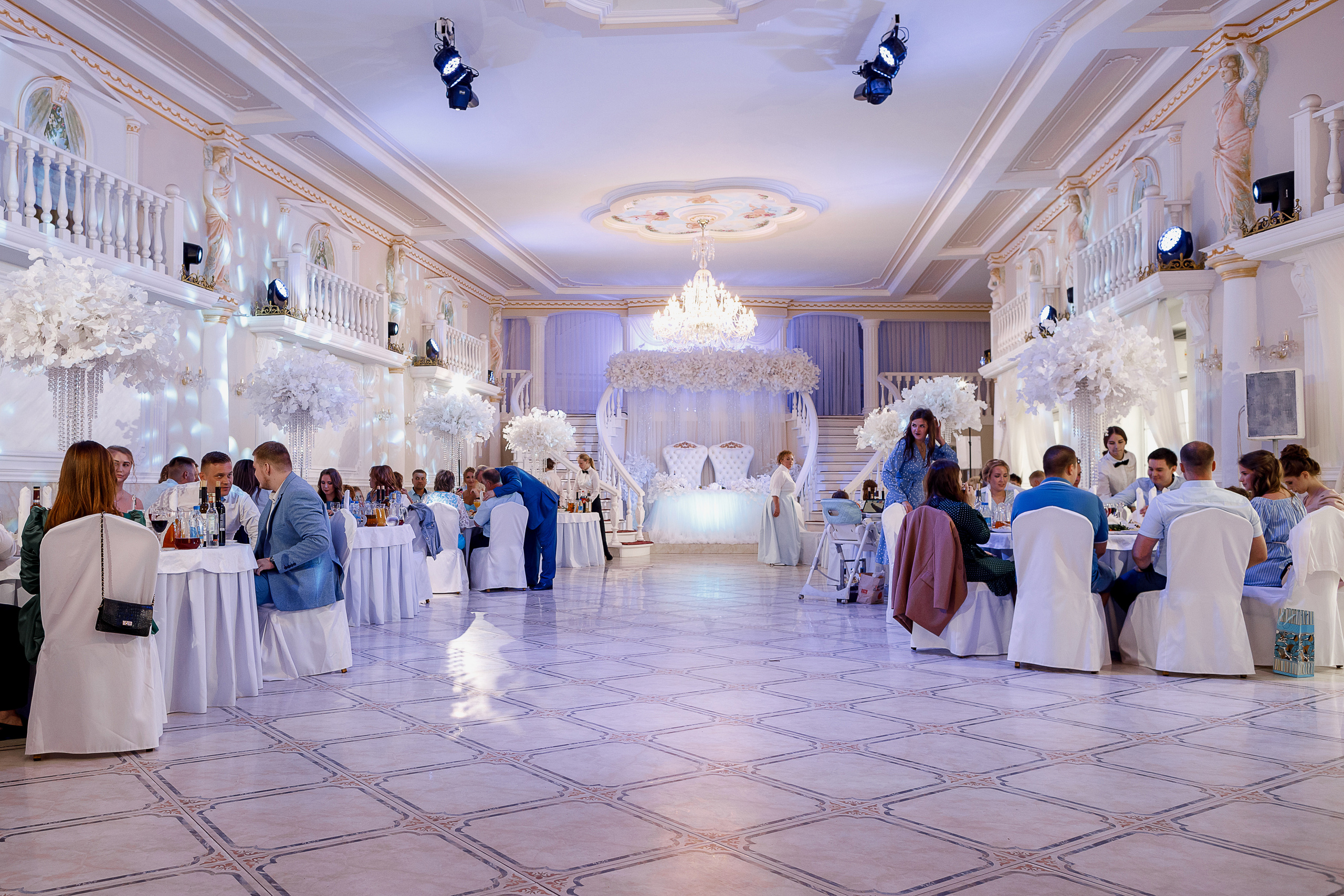 Красивая выездная регистрация в уютном дворике гостиницы. Олег Сверчков | Свадебный фотограф Вологда