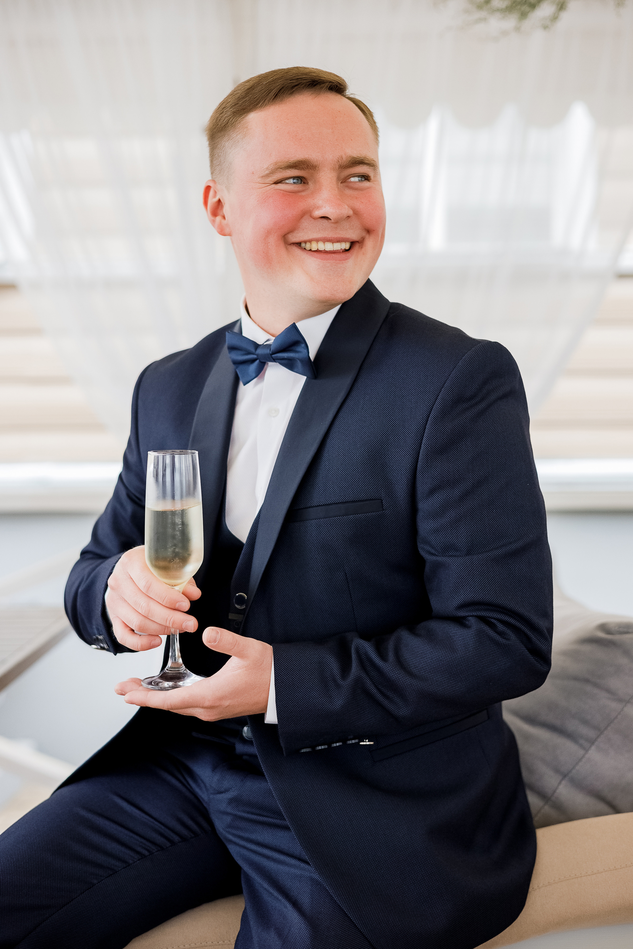 Красивая выездная регистрация в уютном дворике гостиницы. Олег Сверчков | Свадебный фотограф Вологда