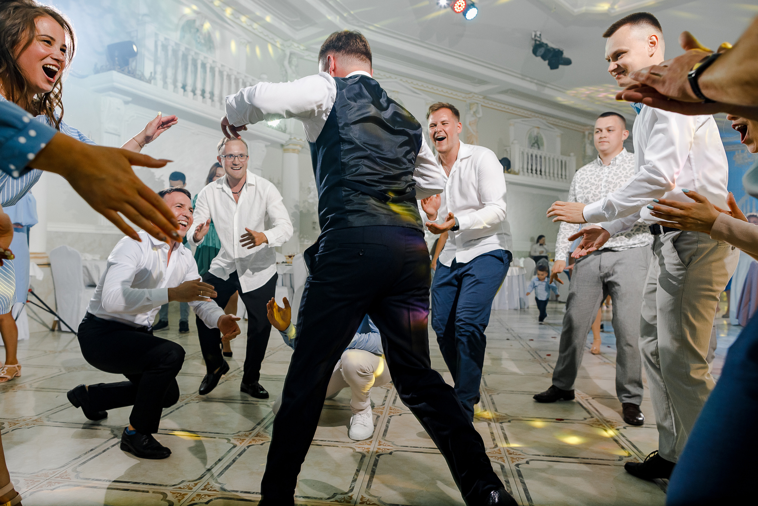 Красивая выездная регистрация в уютном дворике гостиницы. Олег Сверчков | Свадебный фотограф Вологда