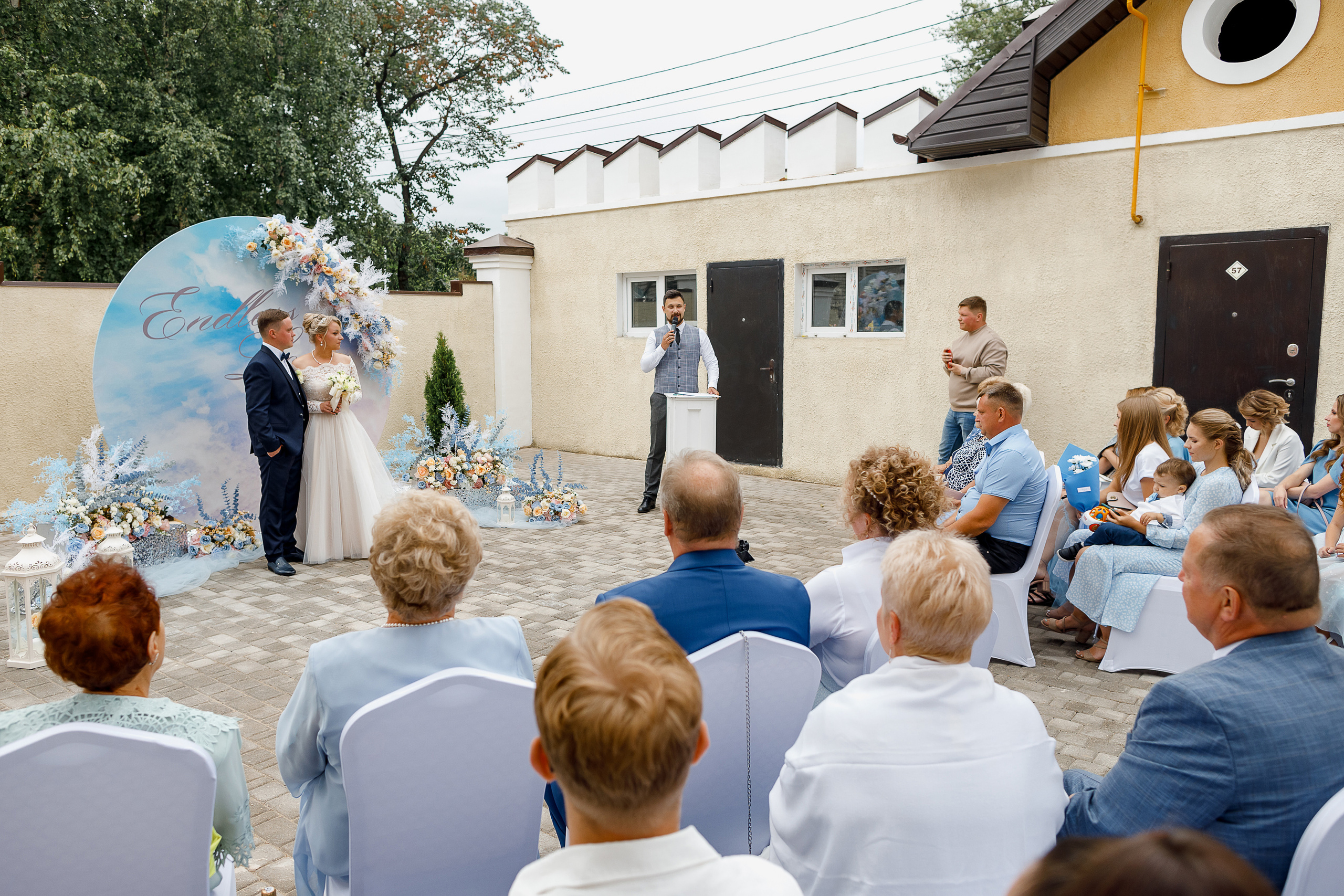 Красивая выездная регистрация в уютном дворике гостиницы. Олег Сверчков | Свадебный фотограф Вологда