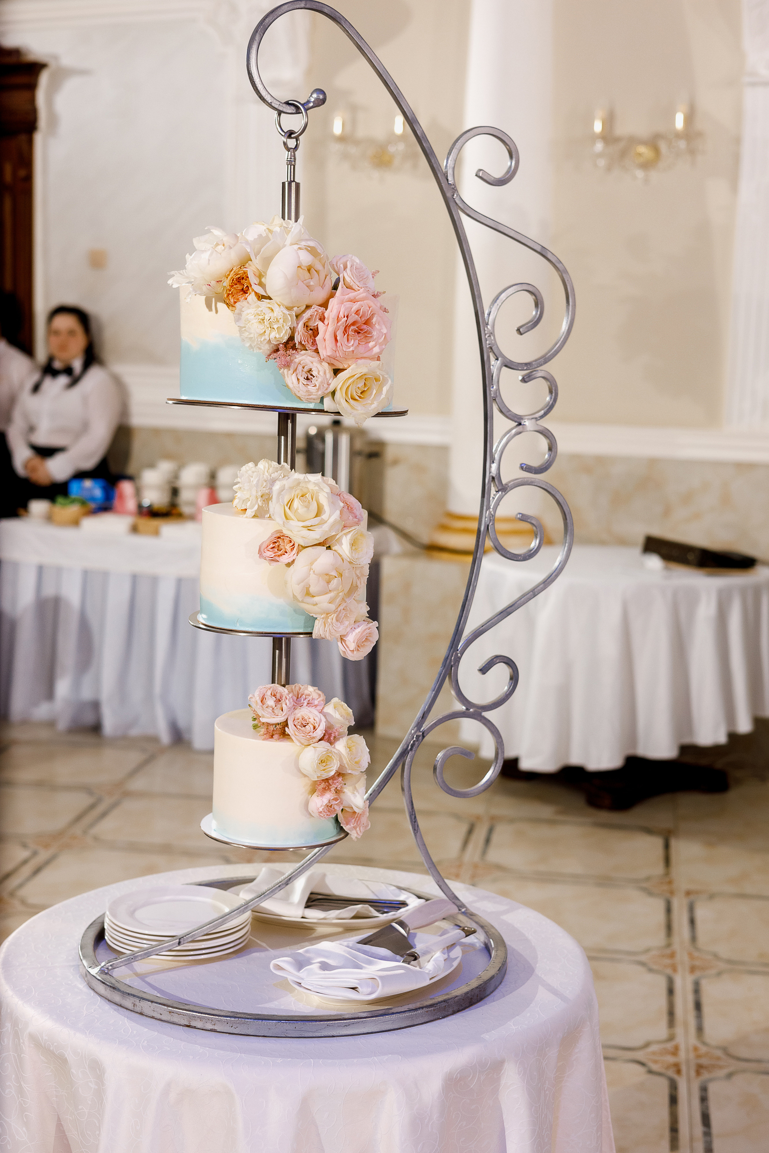 Красивая выездная регистрация в уютном дворике гостиницы. Олег Сверчков | Свадебный фотограф Вологда