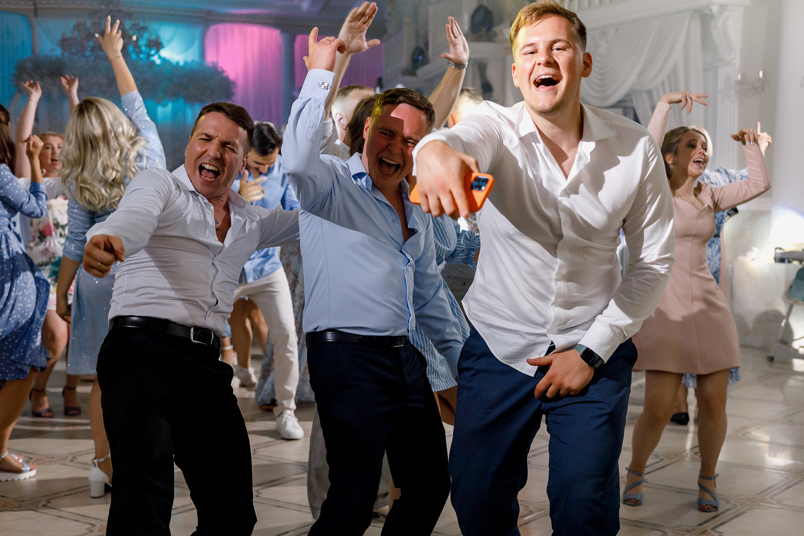 Красивая выездная регистрация в уютном дворике гостиницы. Олег Сверчков | Свадебный фотограф Вологда