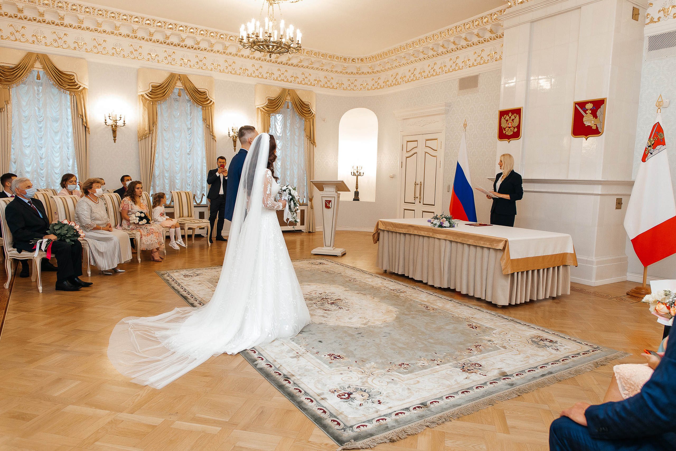 Элегантная свадебная фотосессия в дождливый день. Олег Сверчков | Свадебный фотограф Вологда