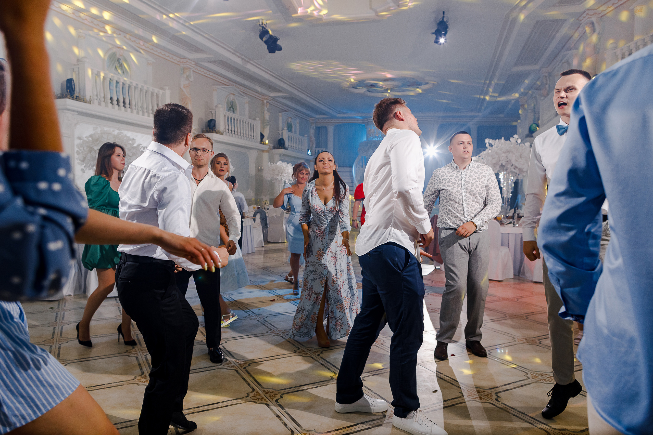 Красивая выездная регистрация в уютном дворике гостиницы. Олег Сверчков | Свадебный фотограф Вологда