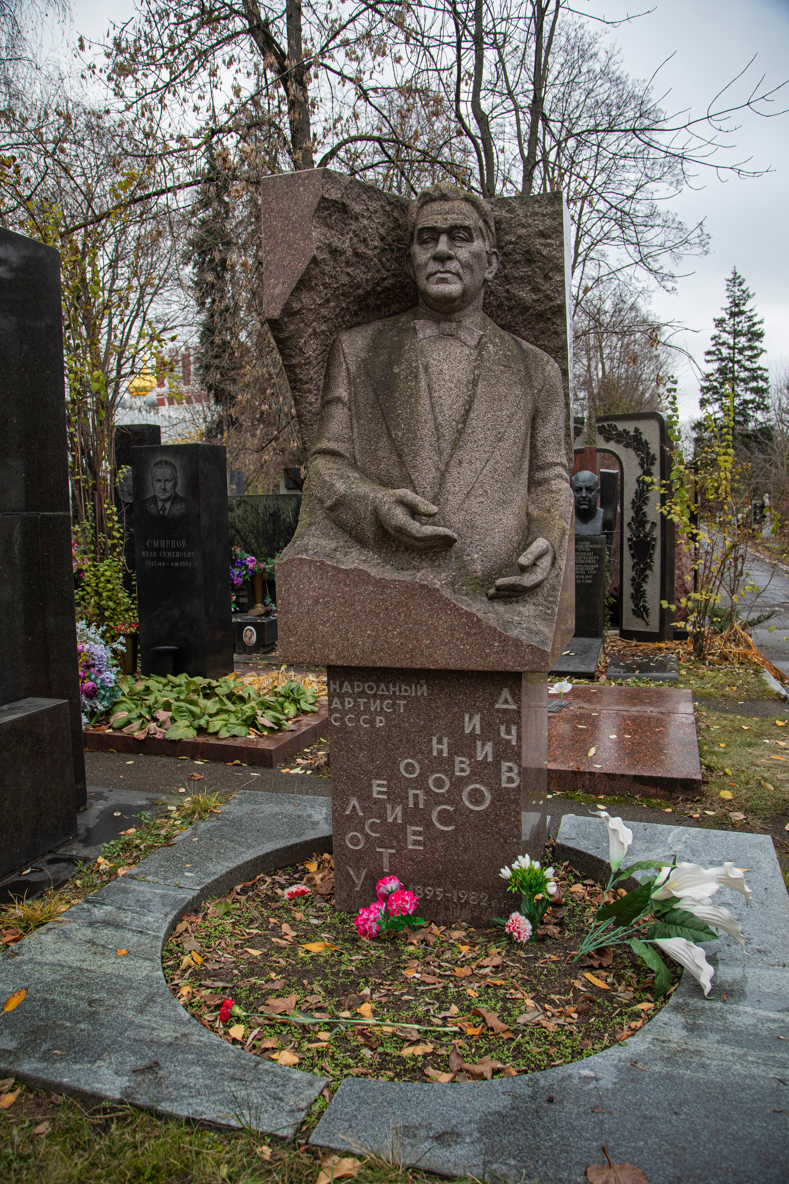 Осенняя прогулка по Новодевичьему кладбищу. Фотограф Сергей Ловкий