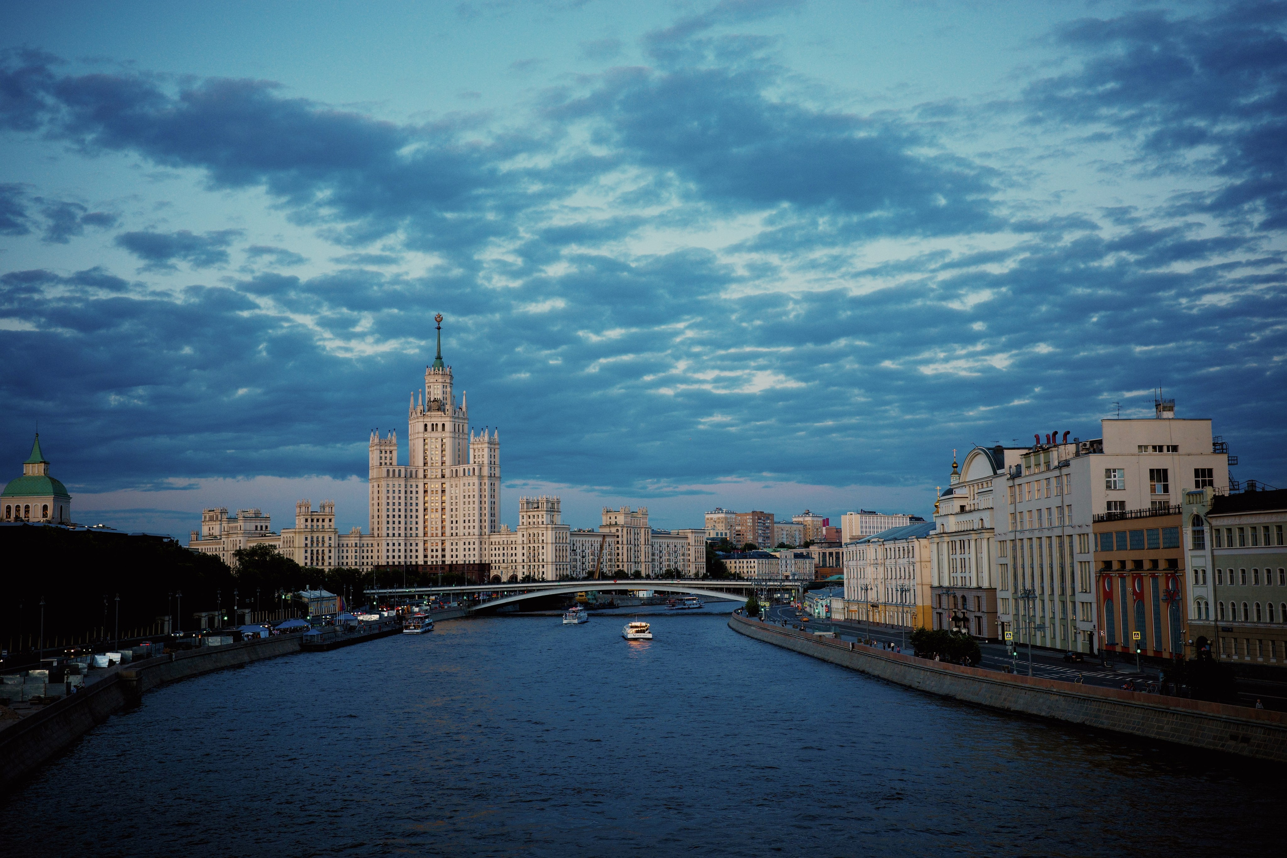 Красная площадь, Кремль и Зарядье: фото вечерней Москвы