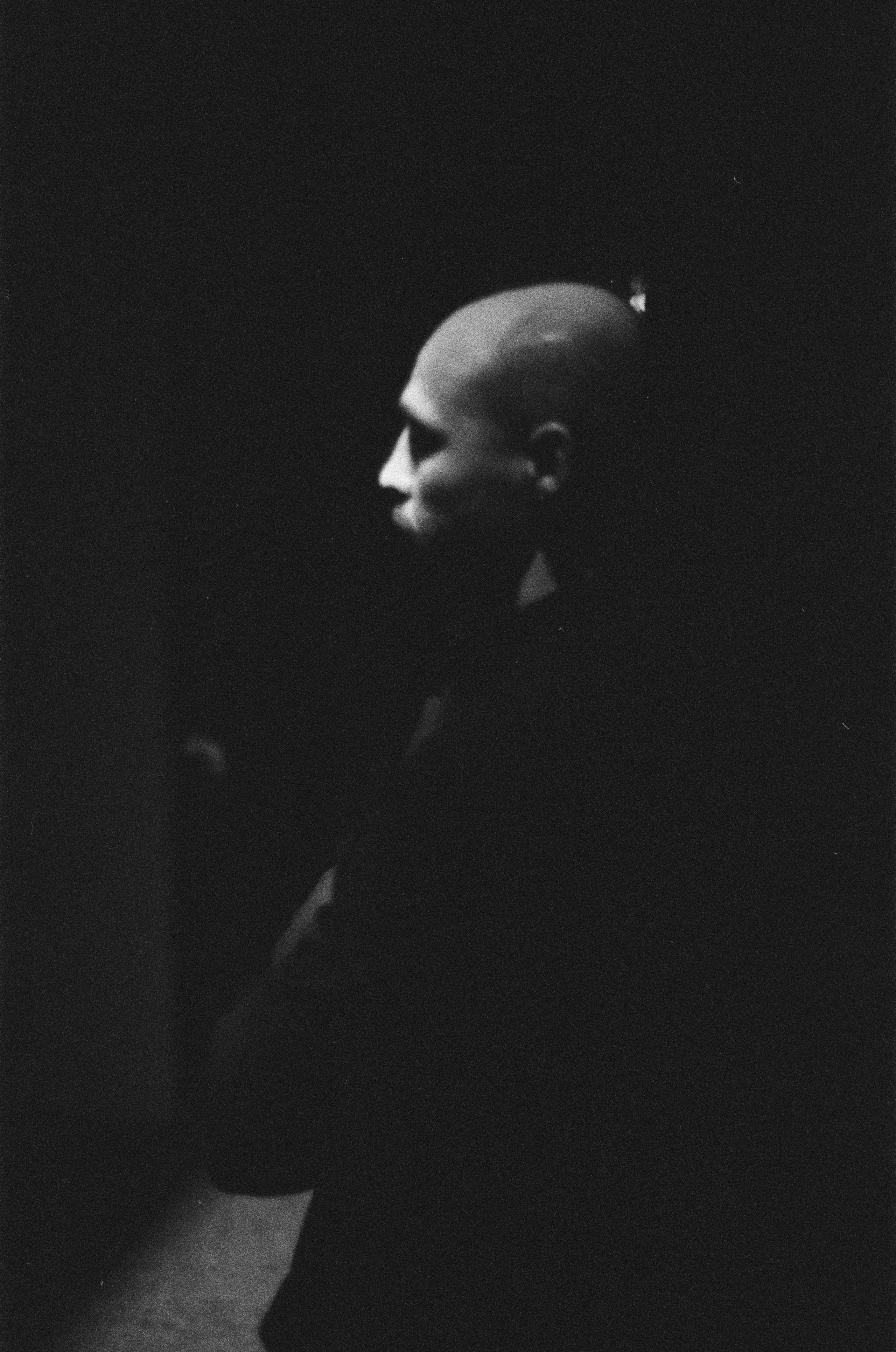 Фотосерия о магии театра и трансформации актёра: грим, костюмы, эмоции и визуальные метаморфозы на пути к сценическому образу. На фото — актёры Театра Стаса Намина и Мастерской Петра Фоменко. Фотограф: Ожерельев Лев