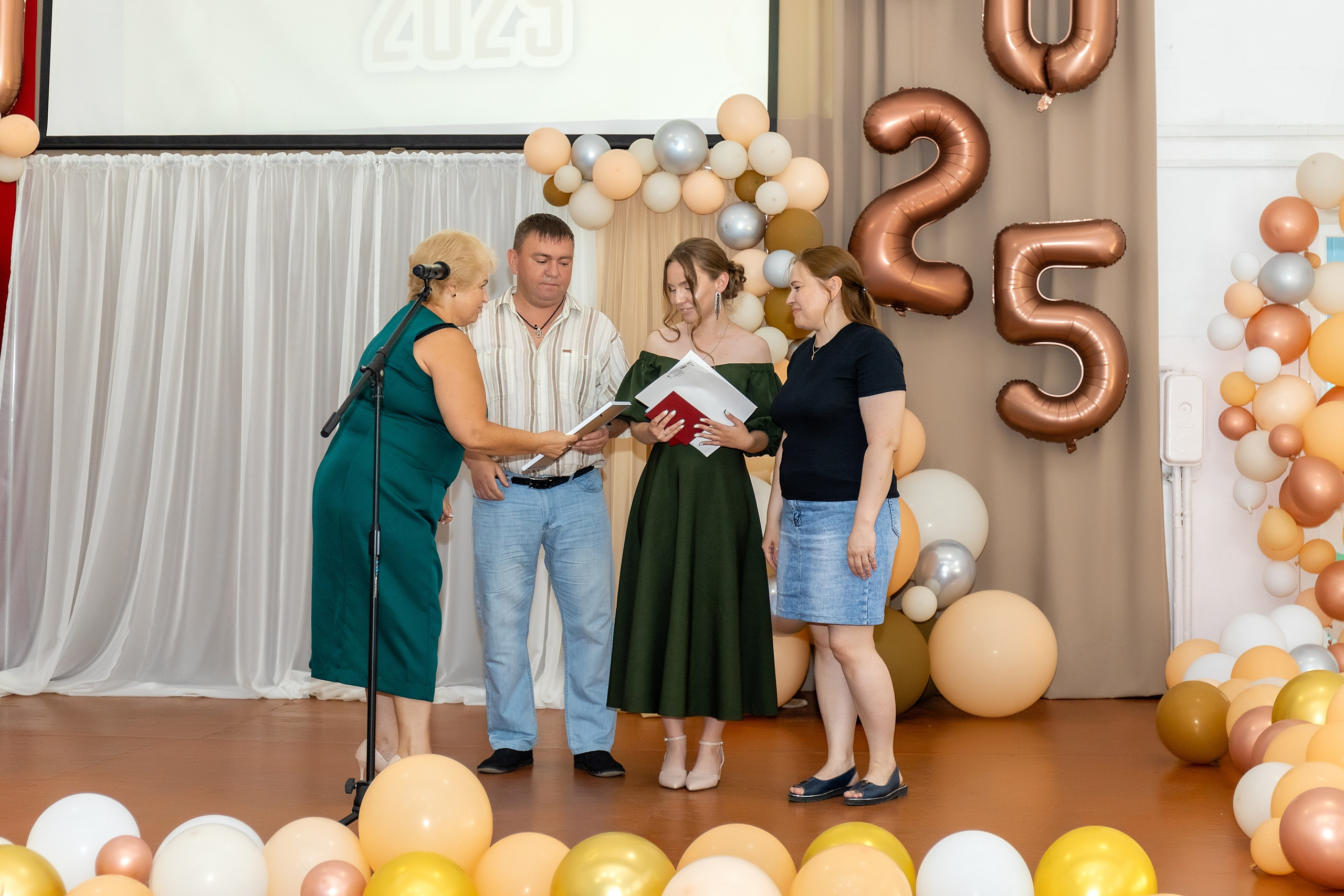 Выпускной. Школа 22, 11 класс. Стильный выпускной альбом Владивосток фотограф Вероника Мигачева