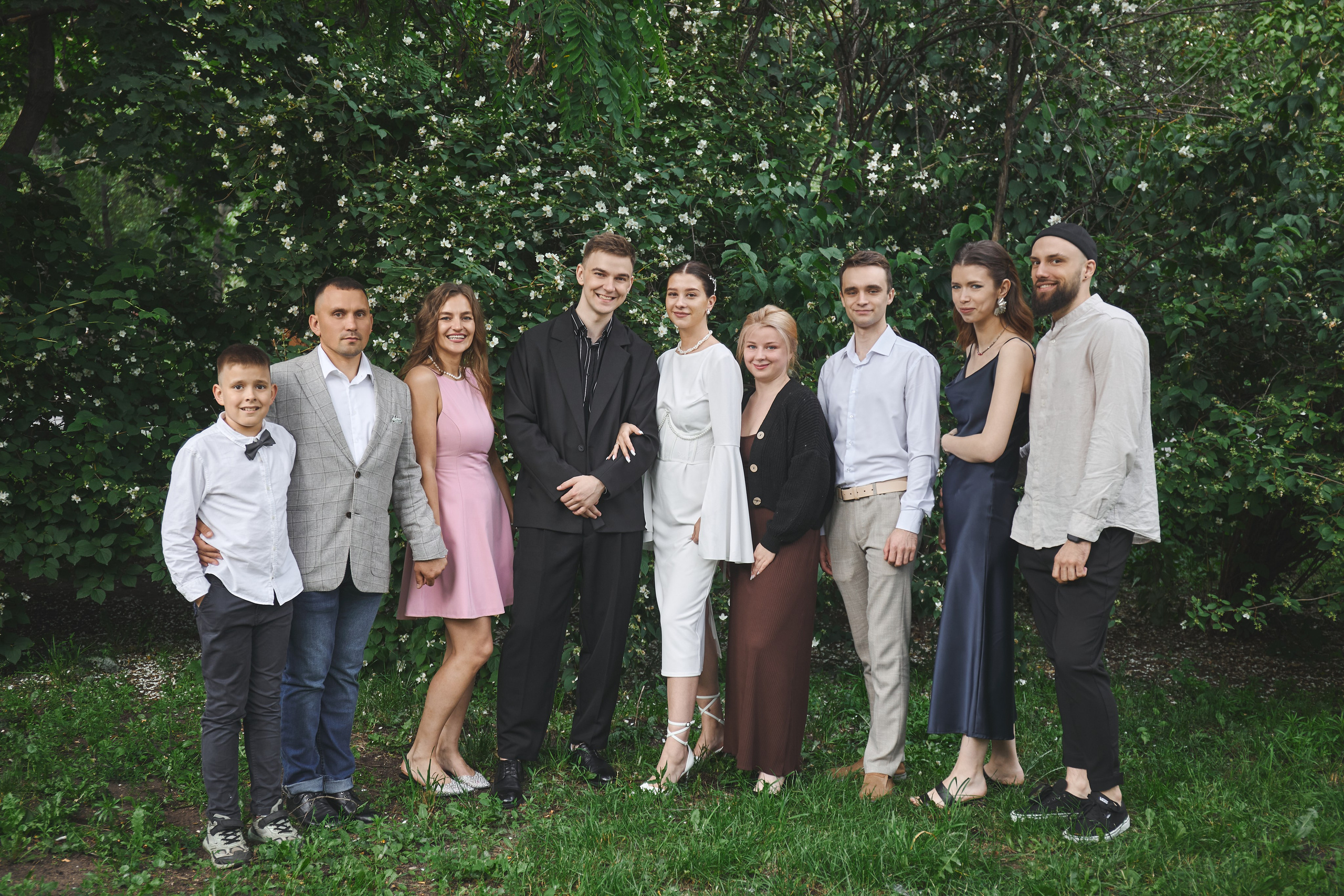 Фотография друзей и молодежных в парке на фоне листы.