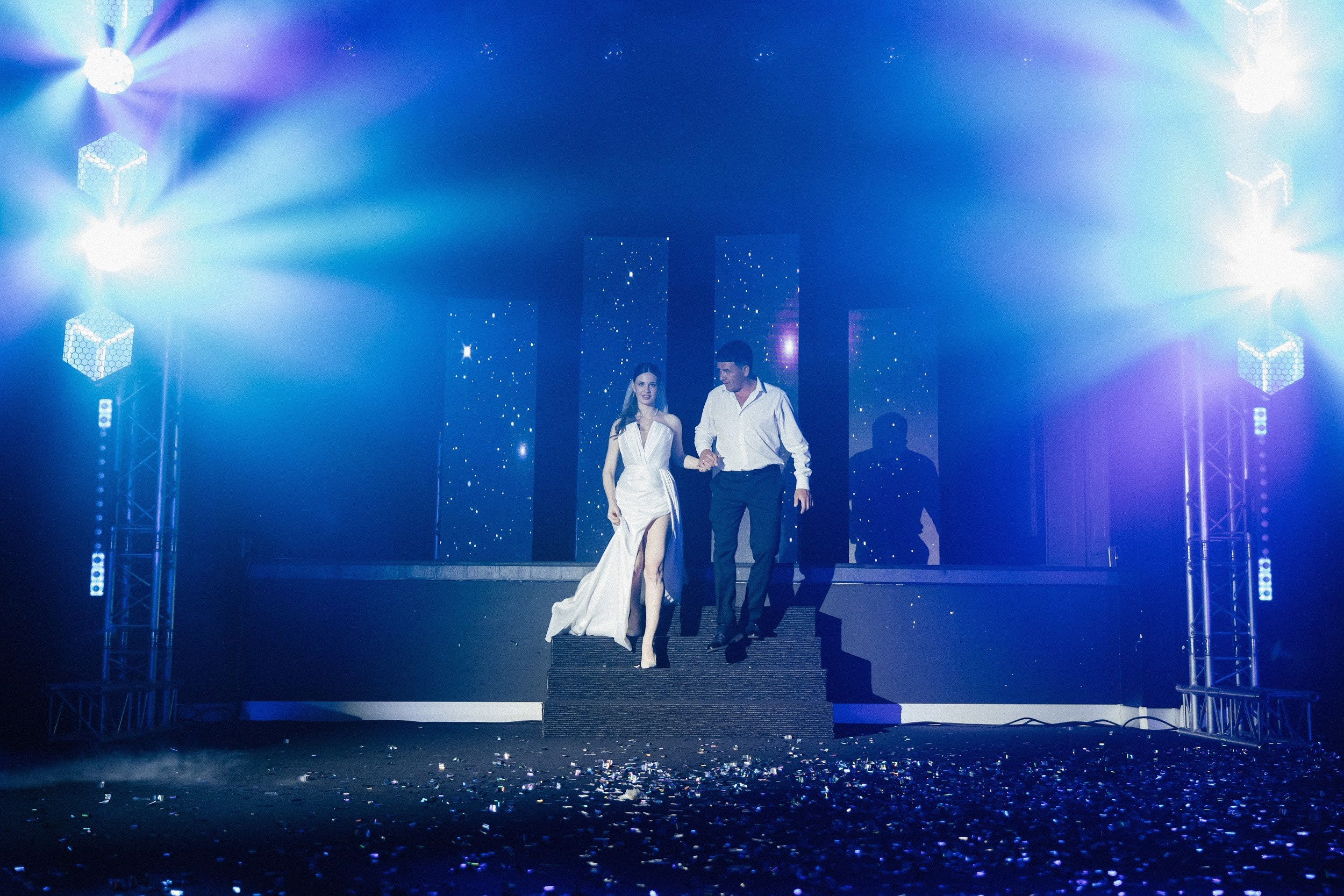 Красивые жених и невеста