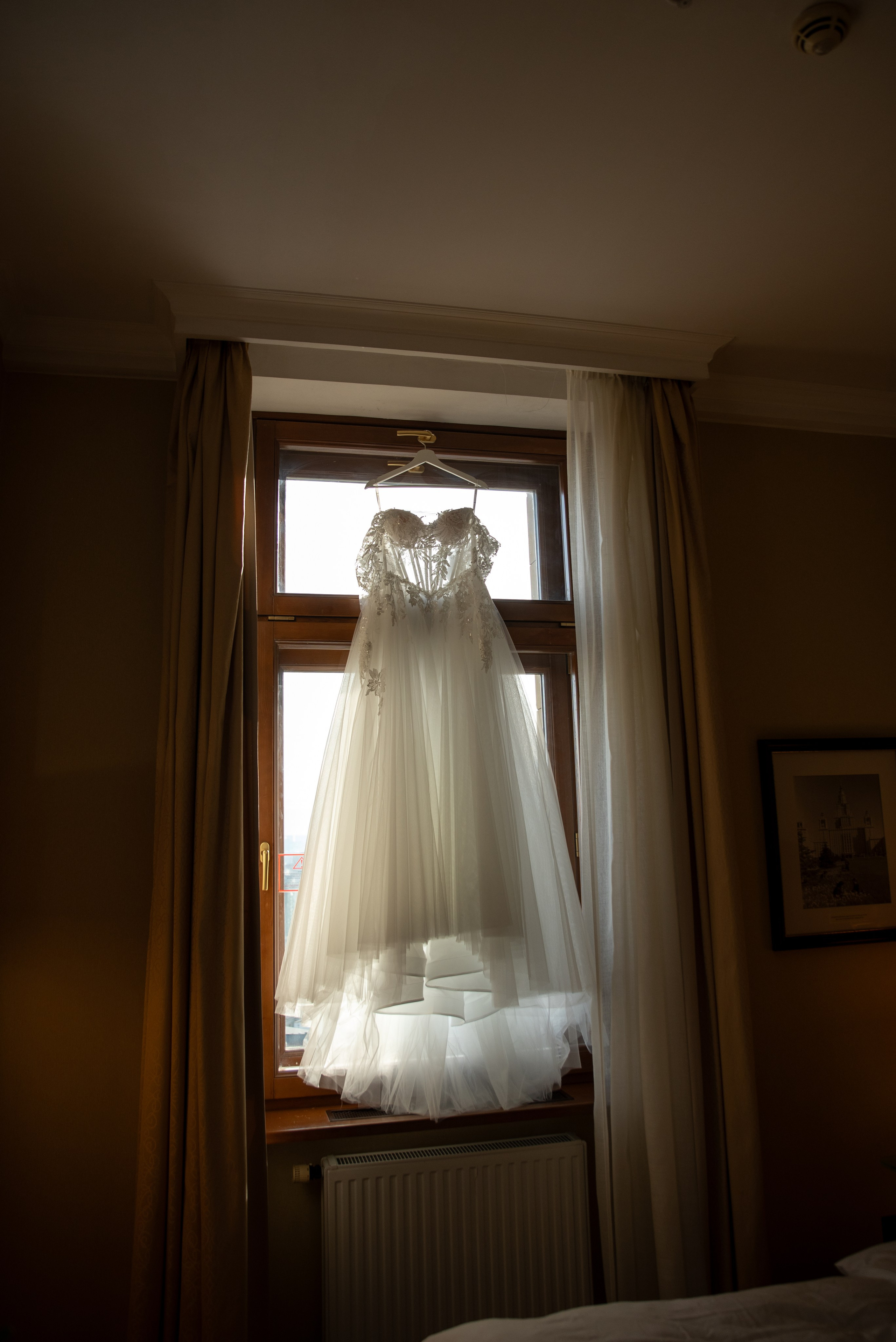 красивое фото платья невесты, утро невесты, фотосессия в отеле, утро жениха, свадебная фотосессия Мытищи