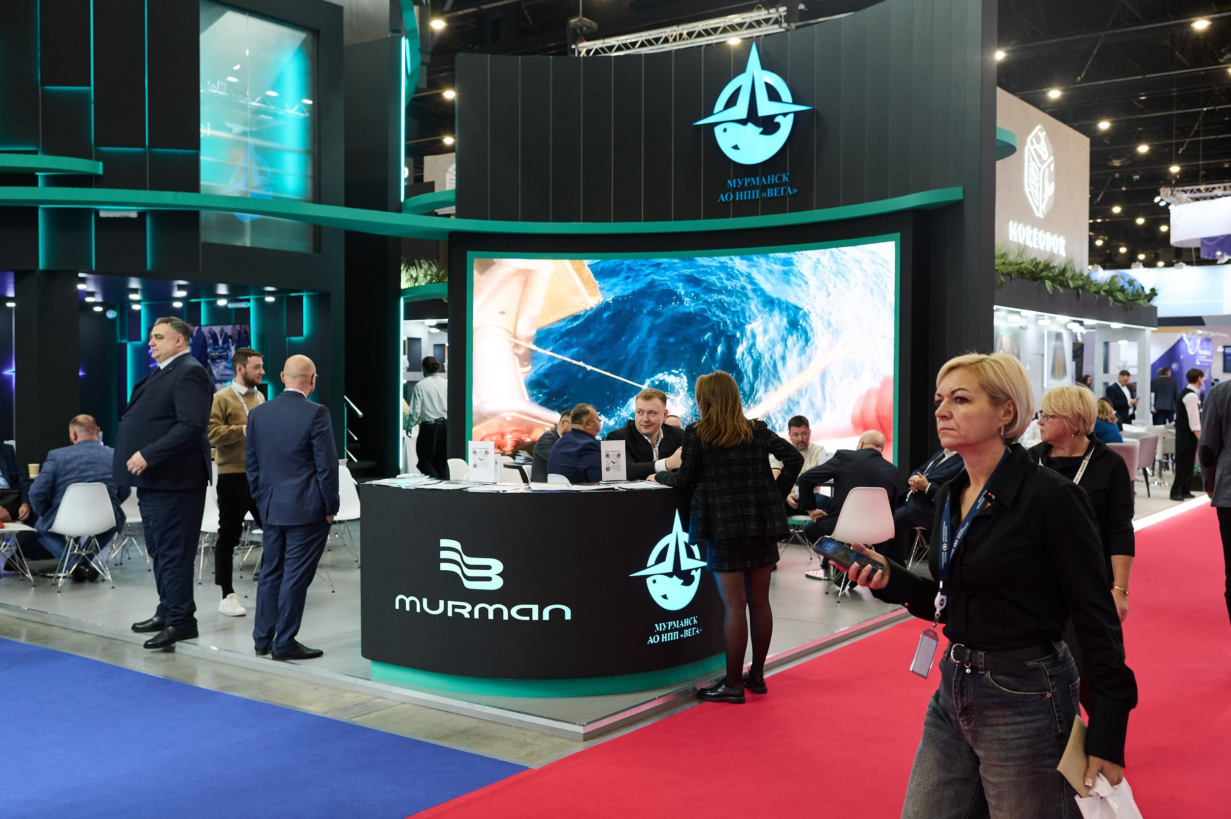 Стенд компании «Мурманск АО НПП „Вега“» («Murman») на выставке Seafood Expo Russia 2025. Репортажная съёмка в КВЦ «Экспофорум», Санкт‑Петербург.
