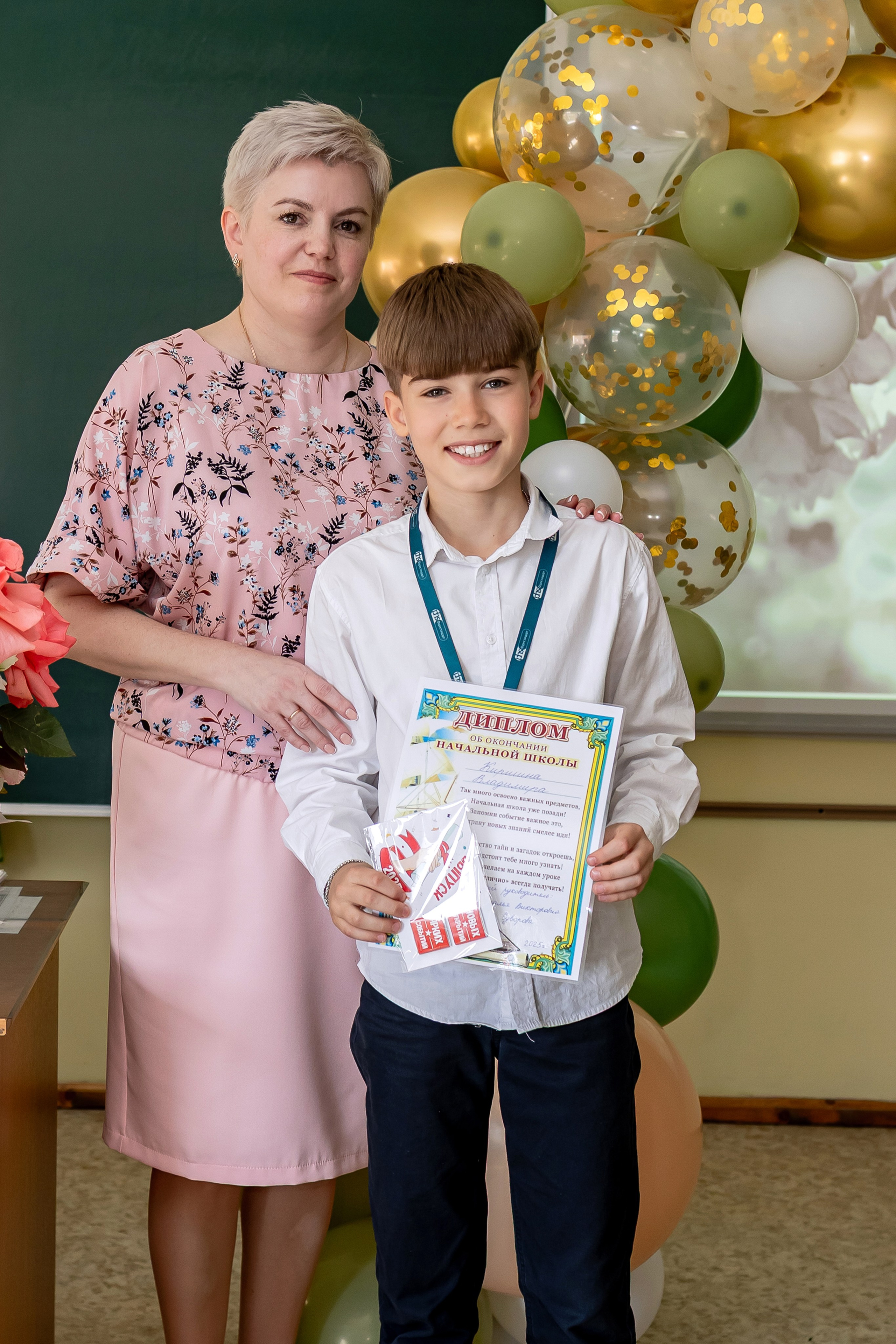 Выпускной в начальной школе в классе. Фотограф и видеограф Москва. Свадебный фотограф, видеограф. Выпускные альбомы. Оживающие альбомы