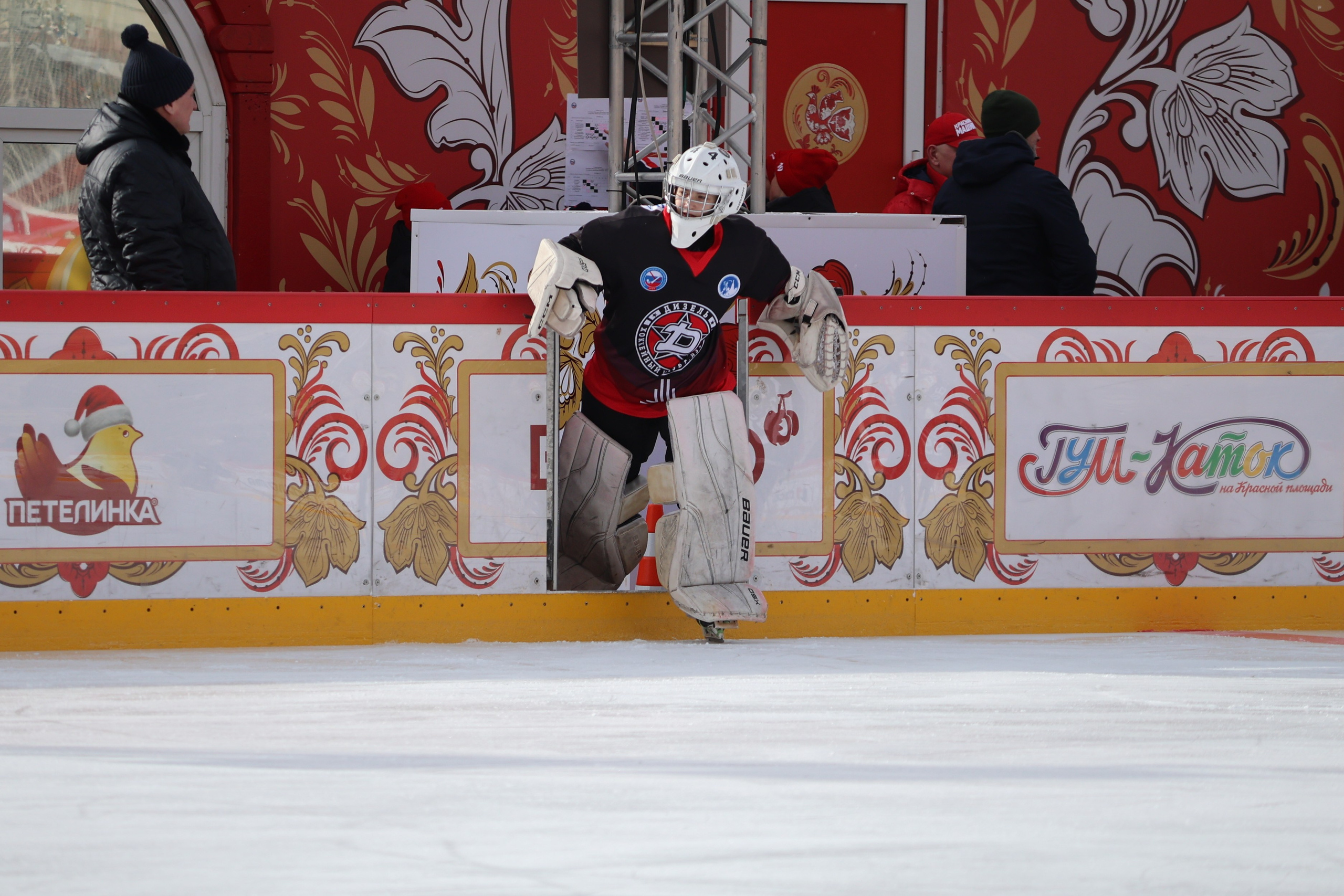 Выход вратаря хоккея с мячом на лед на Красной площади
