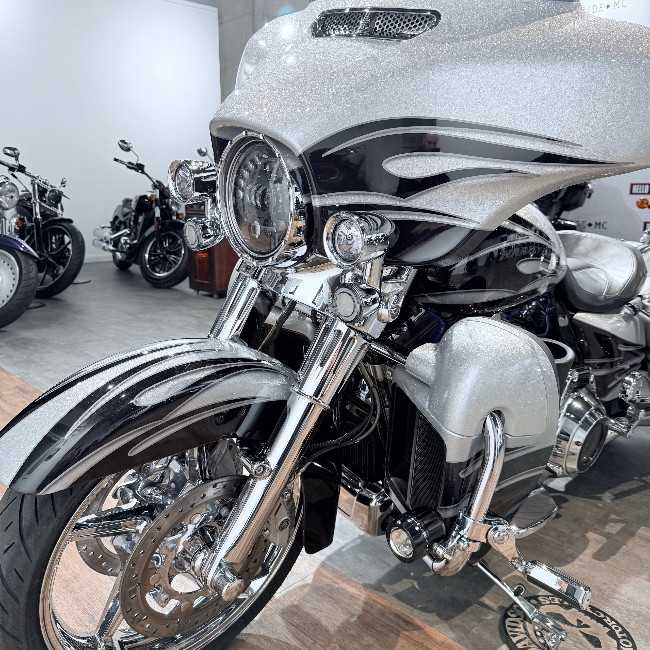2015 CVO Street Glidе Sреcial 110 Наrd Сandy Сustоm. Hello Davidson, Москва. Только хорошие мотоциклы…