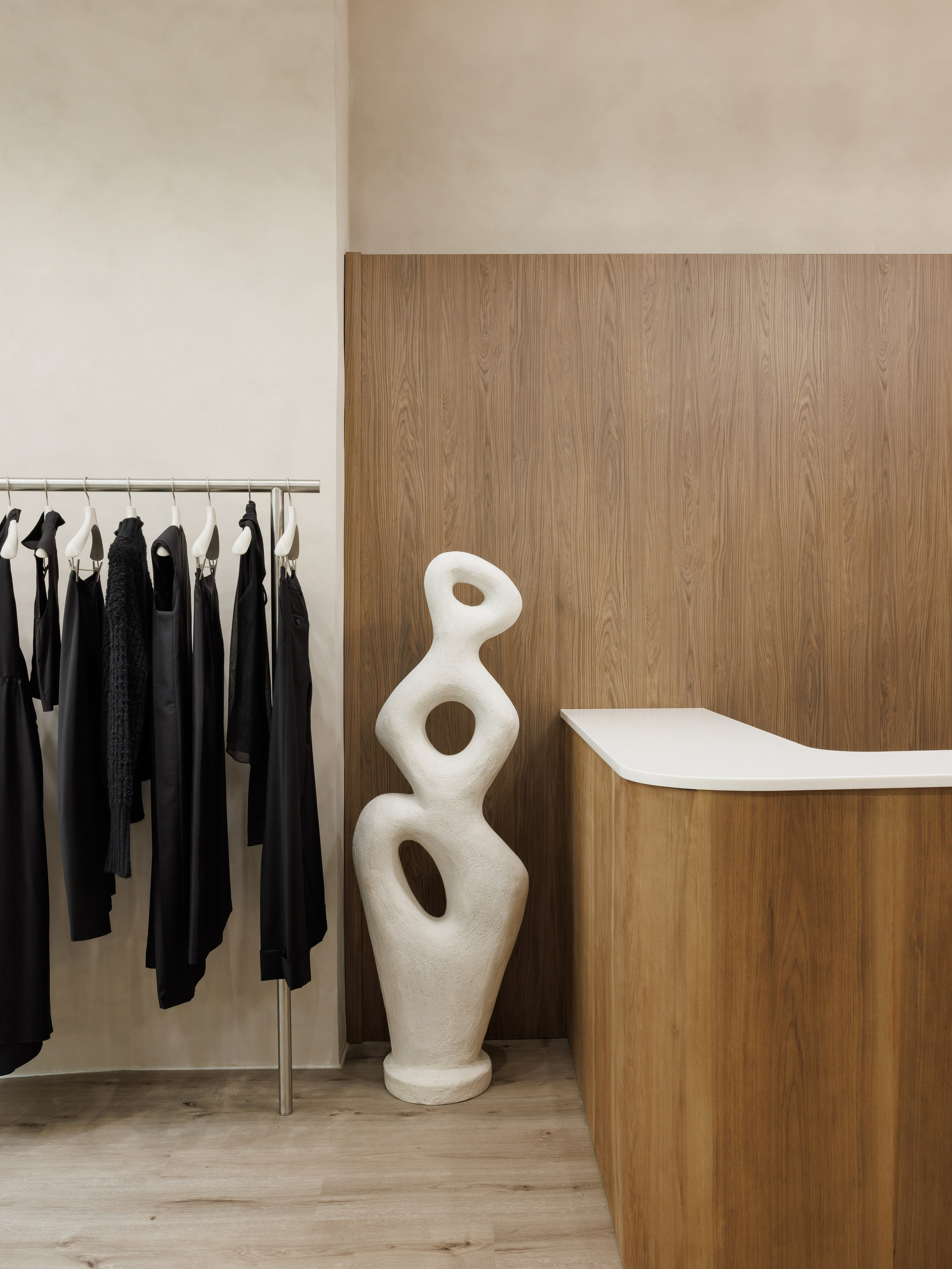 Авторская мебель на заказ в интерьере бутика — сочетание северной эстетики и современной модульной структуры