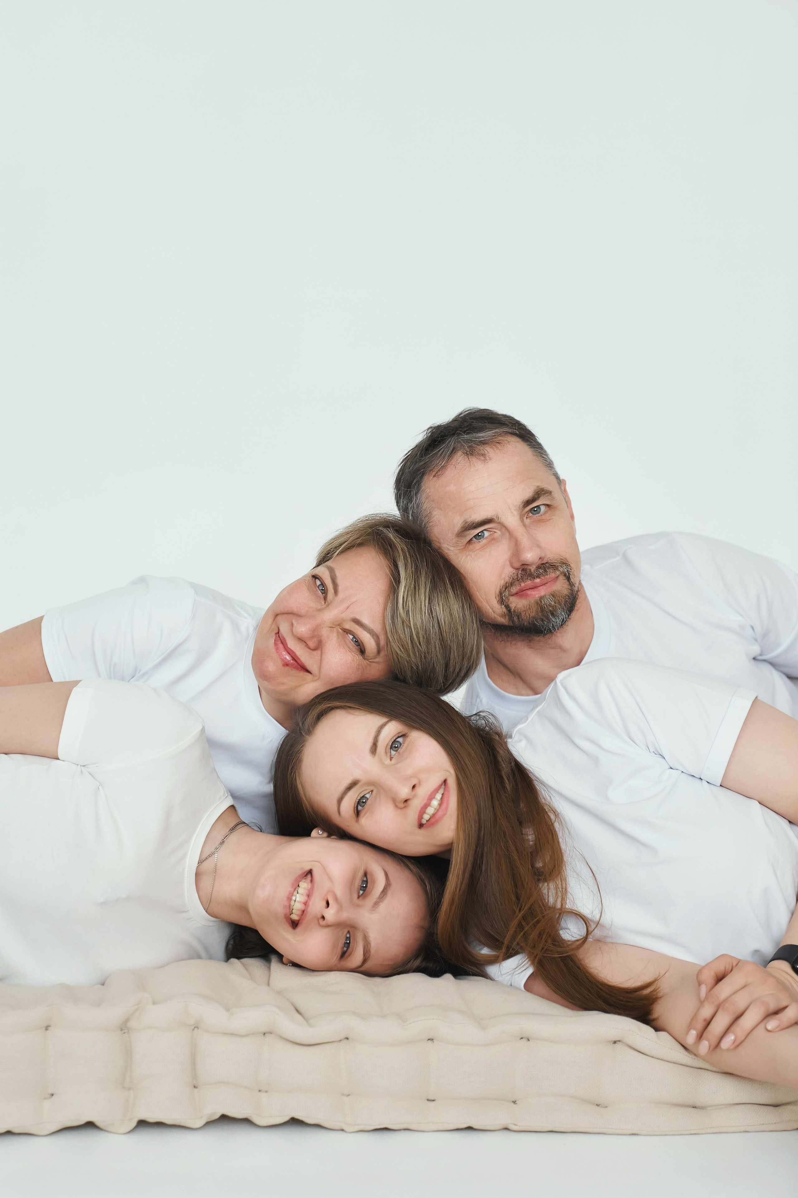 Семейная фотосессия в студии с детьми. Семейный фотограф Евгений Опарин